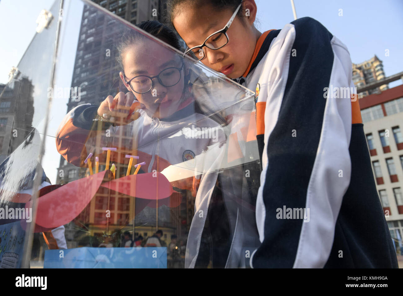 Hefei, Anhui Provinz Chinas. 12 Dez, 2017. Schüler erleben Gadgets von Kommilitonen in Nr. 38 der mittleren Schule in Hefei, Hauptstadt der ostchinesischen Provinz Anhui, Dez. 12, 2017. Credit: Zhang Duan/Xinhua/Alamy leben Nachrichten Stockfoto