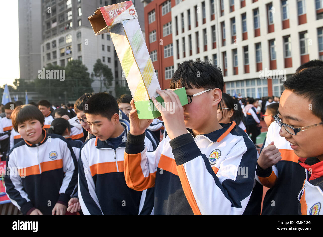 Hefei, Anhui Provinz Chinas. 12 Dez, 2017. Schüler erleben Gadgets von Kommilitonen in Nr. 38 der mittleren Schule in Hefei, Hauptstadt der ostchinesischen Provinz Anhui, Dez. 12, 2017. Credit: Zhang Duan/Xinhua/Alamy leben Nachrichten Stockfoto