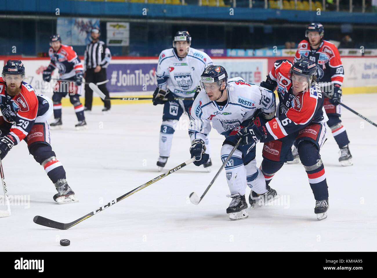 Zagreb, Kroatien. 12 Dez, 2017. Adam English (2. R) der KHL Medvescak Mias mit Ales Music (3. R) Der Fehervar AV 19 während der Runde 26 der EBEL Liga eishockeymatch zwischen KHL Medvescak und Fehervar AV 19, Zagreb, Kroatien am Dez. 12, 2017. Fehervar AV 19 gewann 3-2. Credit: Dalibor Urukalovic/Xinhua/Alamy leben Nachrichten Stockfoto