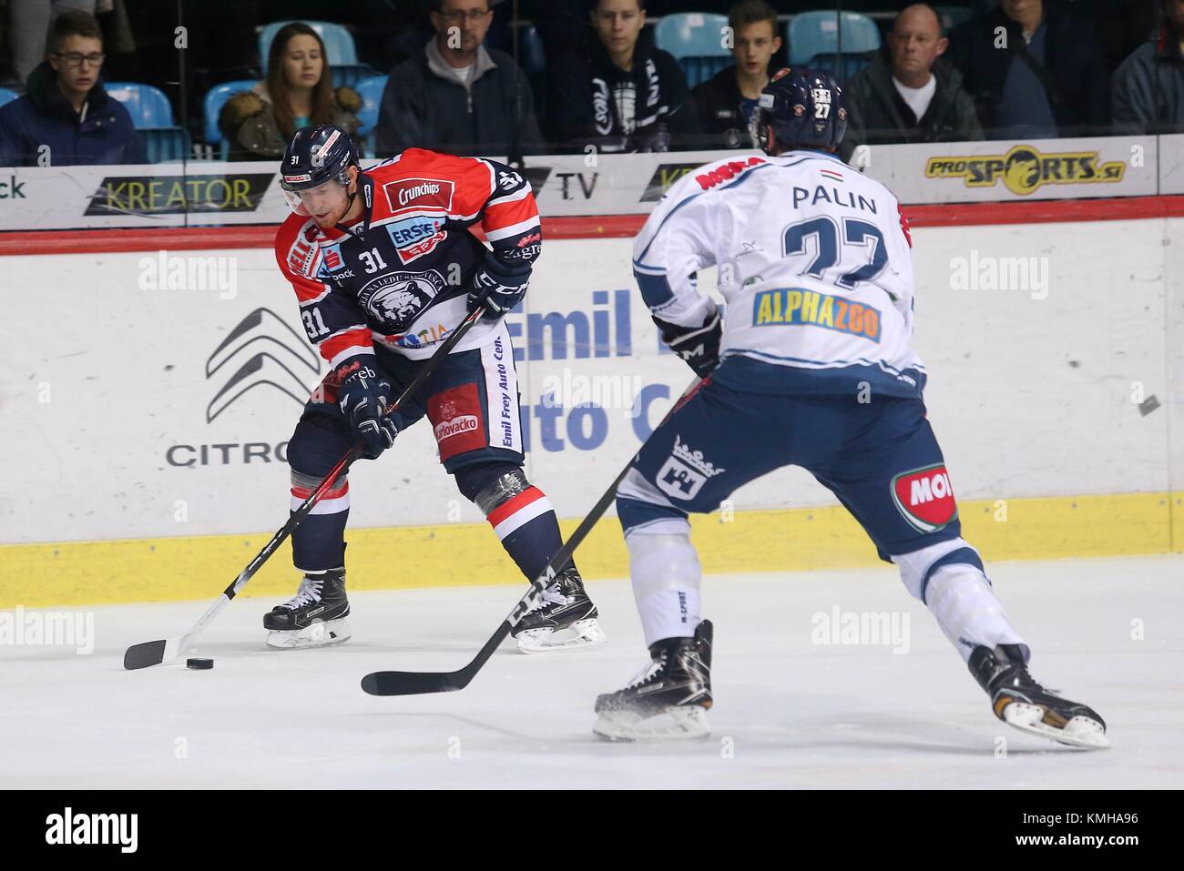Zagreb, Kroatien. 12 Dez, 2017. Jozef Balej von (L) des KHL Medvescak Mias mit Brett Palin von Fehervar AV 19 während der Runde 26 der EBEL Liga eishockeymatch zwischen KHL Medvescak und Fehervar AV 19, Zagreb, Kroatien am Dez. 12, 2017. Fehervar AV 19 gewann 3-2. Credit: Dalibor Urukalovic/Xinhua/Alamy leben Nachrichten Stockfoto