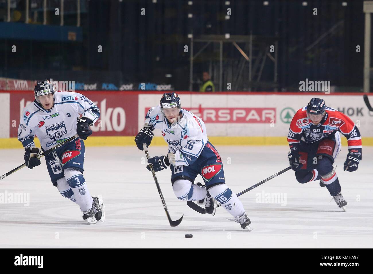 Zagreb, Kroatien. 12 Dez, 2017. Ales Musik (C) der Fehervar AV 19 konkurriert während der Runde 26 der EBEL Liga eishockeymatch zwischen KHL Medvescak und Fehervar AV 19, Zagreb, Kroatien am Dez. 12, 2017. Fehervar AV 19 gewann 3-2. Credit: Dalibor Urukalovic/Xinhua/Alamy leben Nachrichten Stockfoto