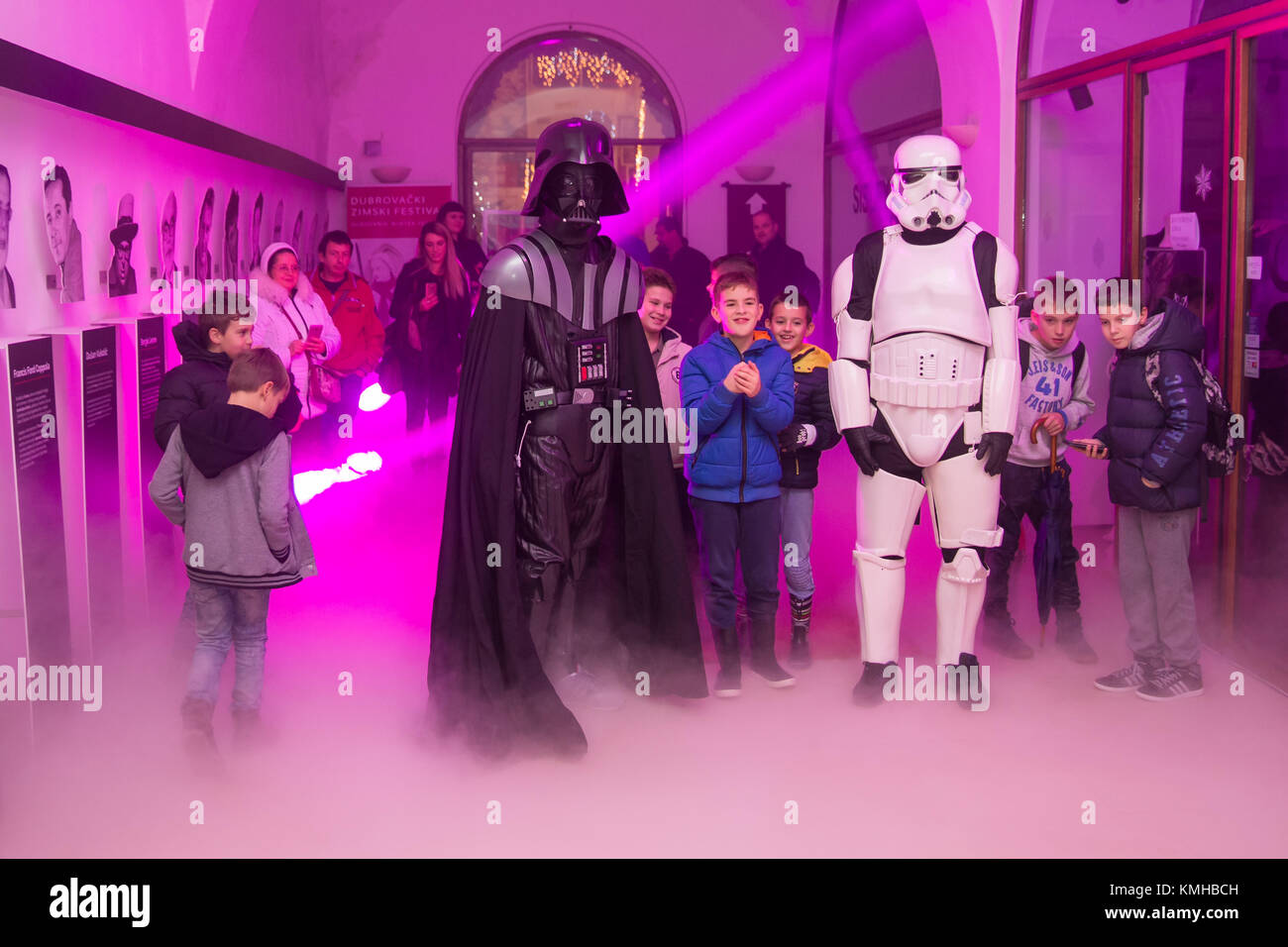 Dubrovnik, Kroatien. 13 Dez, 2017. Verkleidet als 'Star Wars' Zeichen für Fotos mit Kindern in Dubrovnik, Kroatien dar. 13 Dez, 2017. Die Premiere von "Star Wars: Der letzte Jedi" wurde am Mittwoch in Dubrovnik, einem der Drehorte des Films im Jahr 2016. (Xinhua / Grgo Jelavic) Quelle: Xinhua/Alamy leben Nachrichten Stockfoto