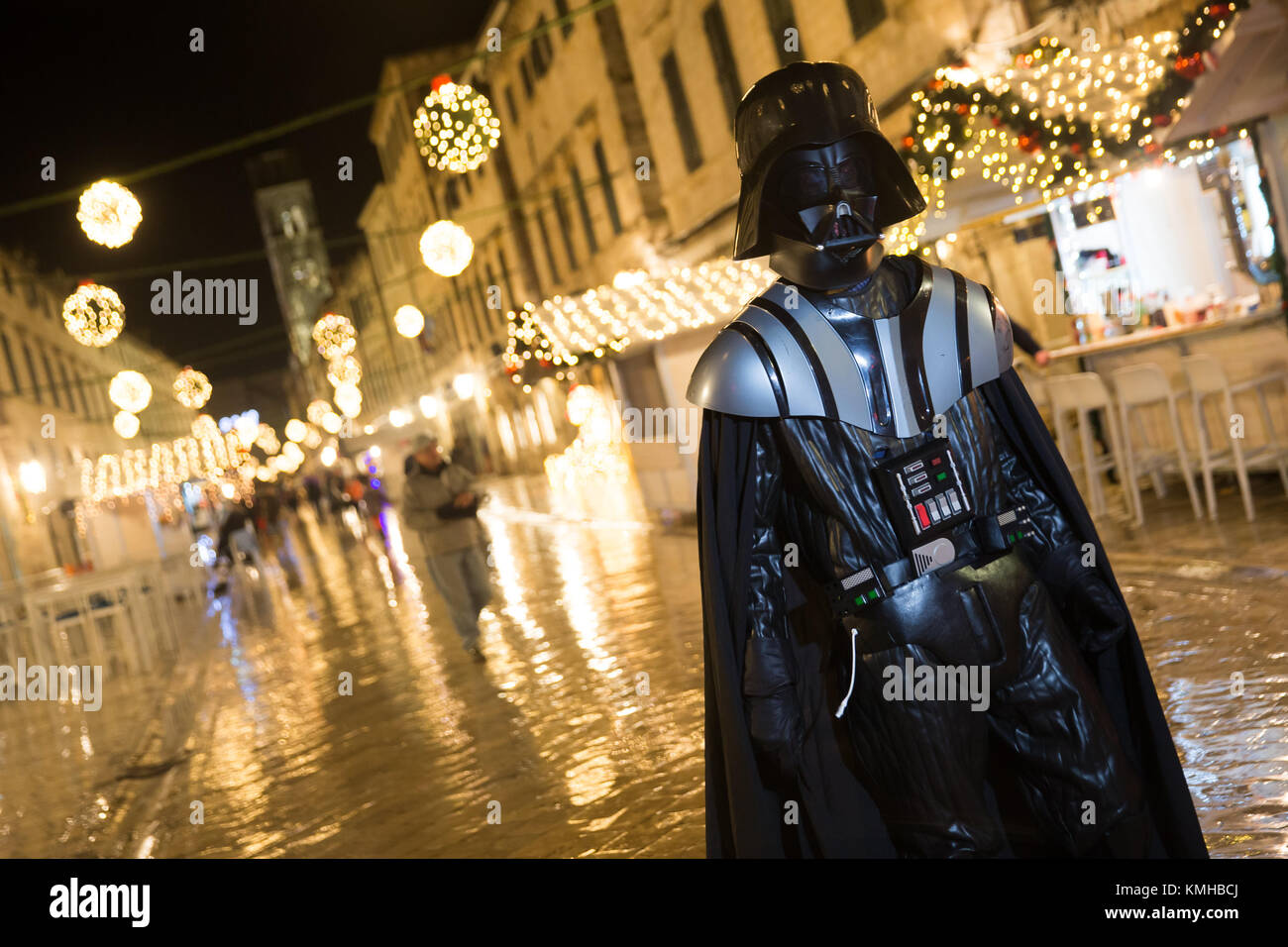 Dubrovnik, Kroatien. 13 Dez, 2017. Eine Person als 'Star Wars'-Zeichen an der Hauptstraße der Altstadt von Dubrovnik, Kroatien Spaziergänge. 13 Dez, 2017. Die Premiere von "Star Wars: Der letzte Jedi" wurde am Mittwoch in Dubrovnik, einem der Drehorte des Films im Jahr 2016. (Xinhua / Grgo Jelavic) Quelle: Xinhua/Alamy leben Nachrichten Stockfoto