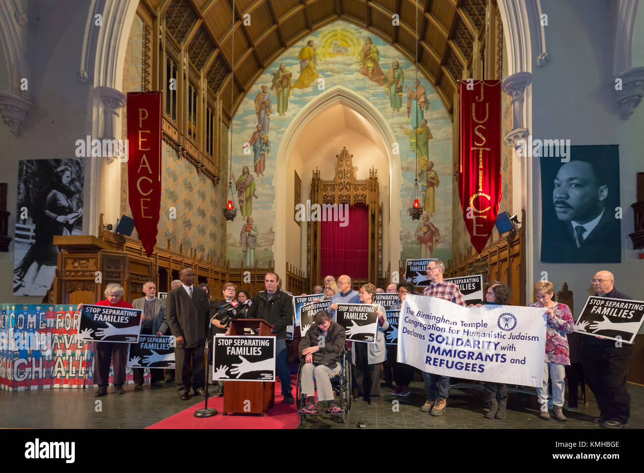 Detroit, Michigan, USA. 16 Jan, 2018. Anhänger, ein Einwanderer Familie, deren Ehemann ist die Abschiebung nach hat Heiligtum in einem Detroit Kirche genommen. Ded Rranburgaj, 48 (Podium), seine Frau Flora, 44 (im Rollstuhl) und ihre zwei Söhne an Zentralen Vereinigte Methodistische Kirche leben. Kirche Pastor Rev. Jill Zundell sagte, 'Donald Trump, wenn Sie [diese] Familie haben Sie durch uns zu gehen." Die Familie stammt ursprünglich aus Albanien, hat aber in den USA seit 17 Jahren. Die Regierung bestellte Ded Rranburgaj bis Januar 25 deportiert. Quelle: Jim West/Alamy leben Nachrichten Stockfoto