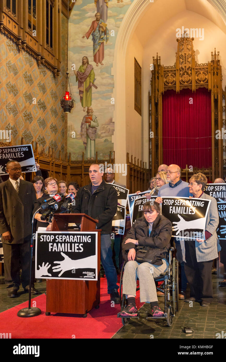Detroit, Michigan, USA. 16 Jan, 2018. Anhänger, ein Einwanderer Familie, deren Ehemann ist die Abschiebung nach hat Heiligtum in einem Detroit Kirche genommen. Ded Rranburgaj, 48 (Podium), seine Frau Flora, 44 (im Rollstuhl) und ihre zwei Söhne an Zentralen Vereinigte Methodistische Kirche leben. Kirche Pastor Rev. Jill Zundell sagte, 'Donald Trump, wenn Sie [diese] Familie haben Sie durch uns zu gehen." Die Familie stammt ursprünglich aus Albanien, hat aber in den USA seit 17 Jahren. Die Regierung bestellte Ded Rranburgaj bis Januar 25 deportiert. Quelle: Jim West/Alamy leben Nachrichten Stockfoto