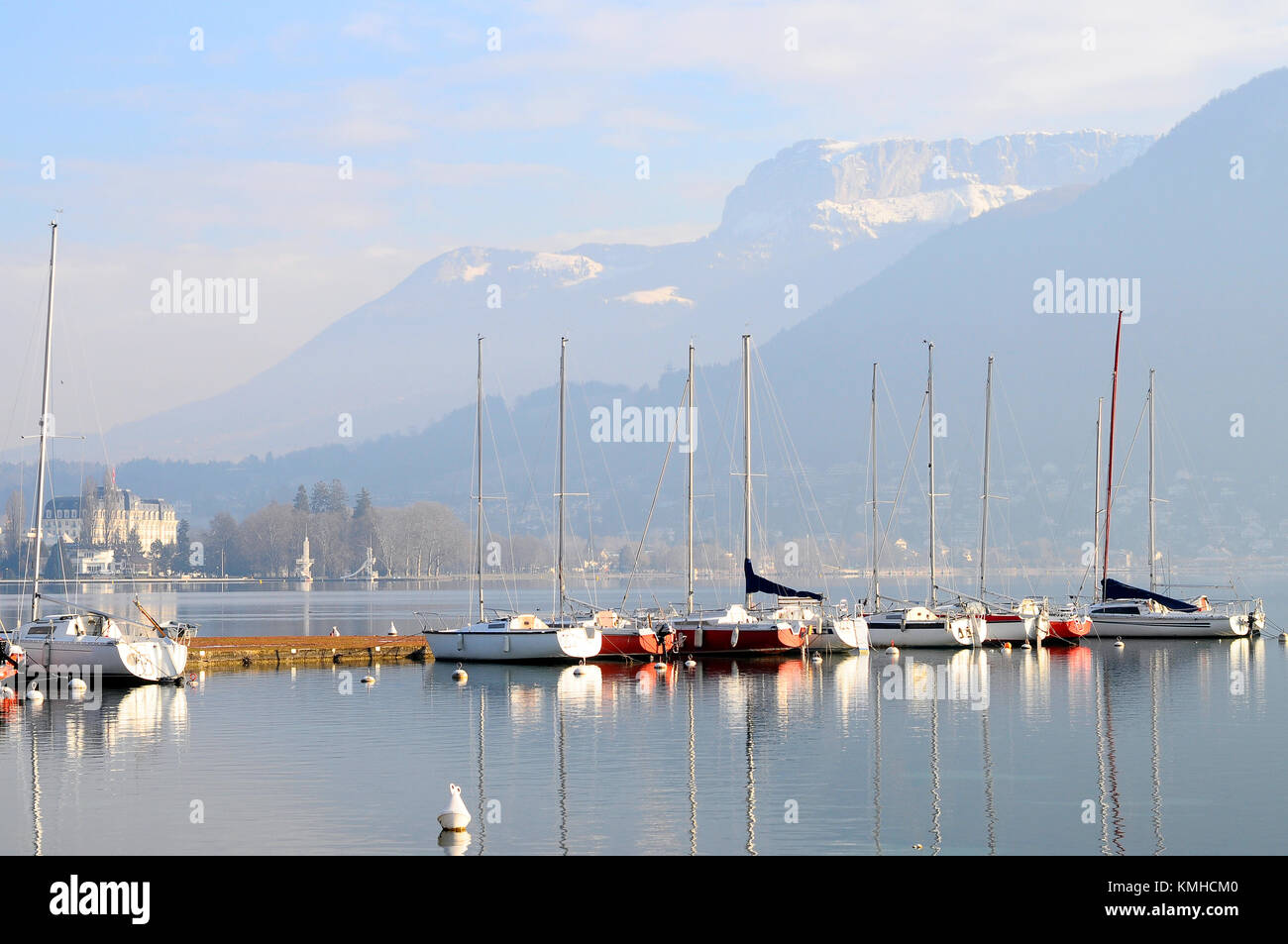 Marina und Boote auf dem See von Annecy, Frankreich Stockfoto