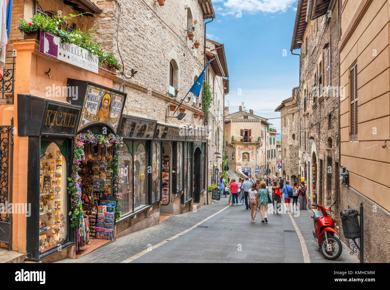 Geschäfte auf der Via Frate Elia in der Altstadt, Assisi, Umbrien, Italien Stockfoto