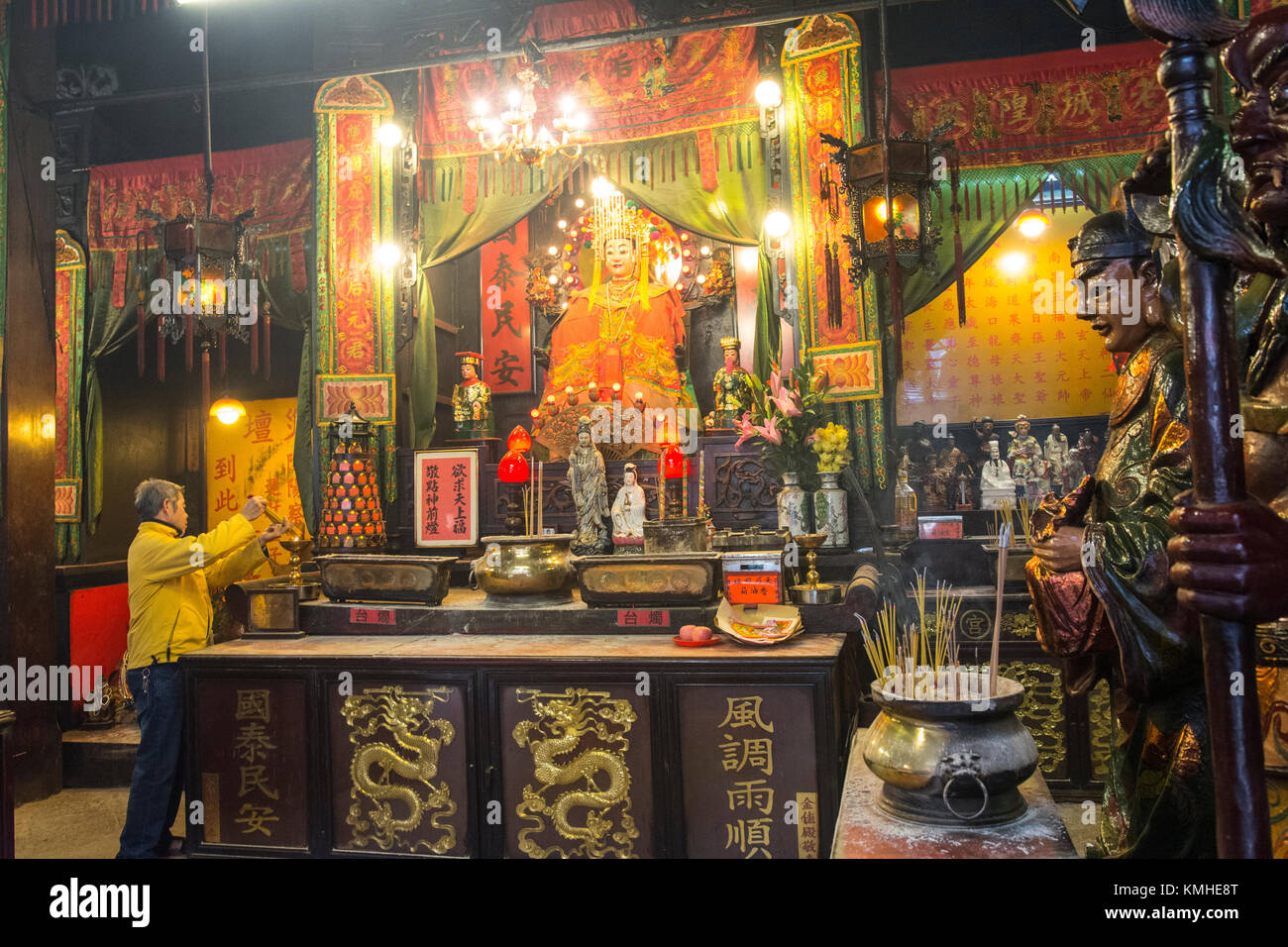 Ein Mann, der betet in Tin Hau Tempel in Hong Kong Stockfoto