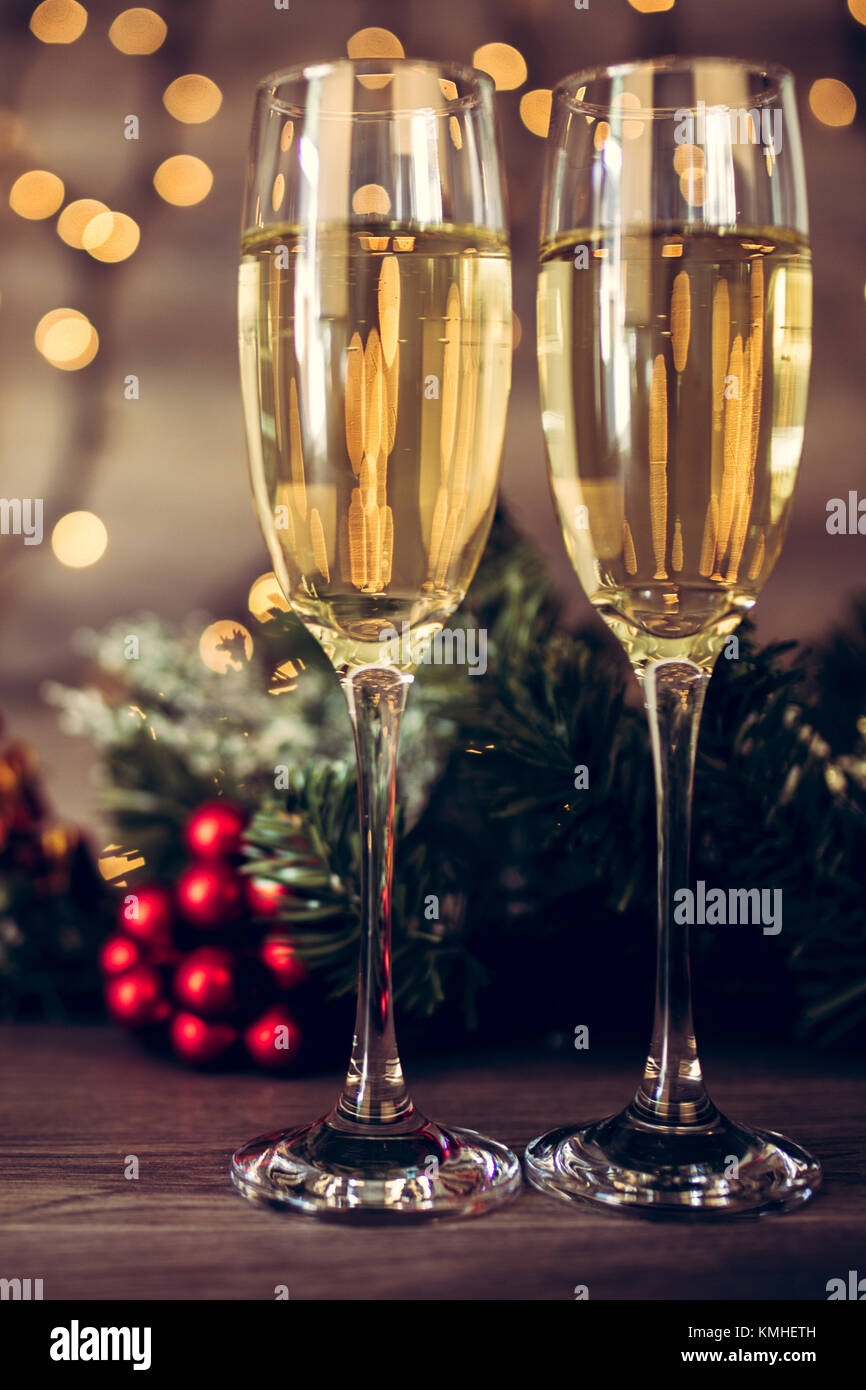 Weihnachtsdekoration Mit Zwei Gläser Champagner Und Leuchten