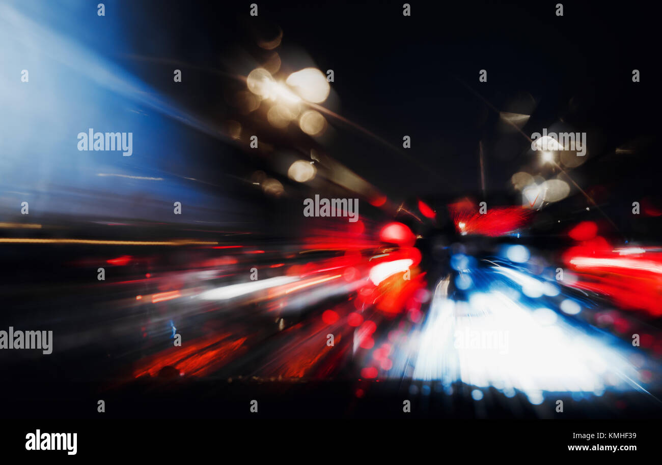 Nachtfahrten. lange Belichtung Foto. Stadt bunten Abend Leuchten Perspektive unscharf durch hohe Geschwindigkeit des Autos. Stockfoto
