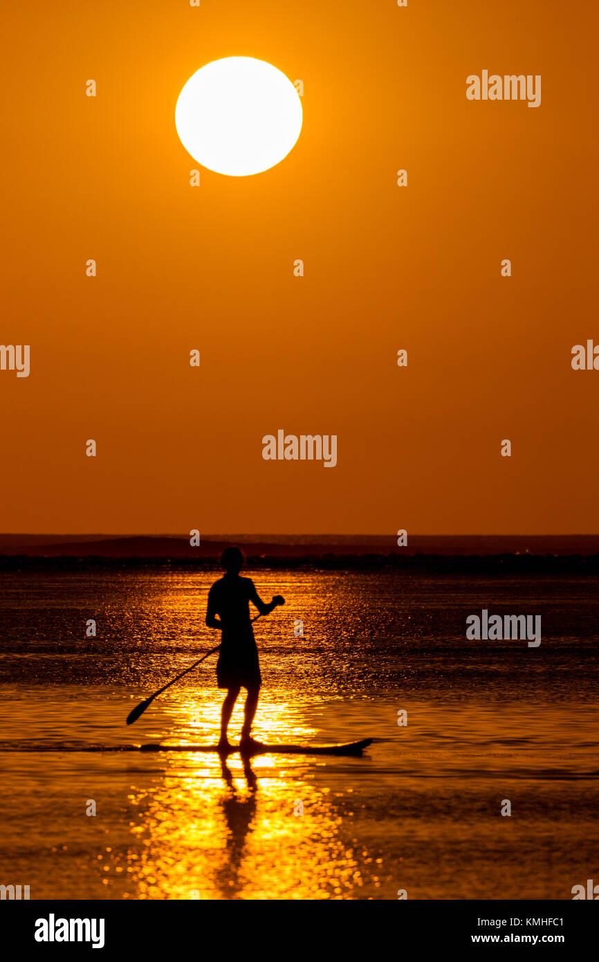 Stand Up Paddling bei Sonnenuntergang in Le Morne in Mauritius, Afrika. Stockfoto