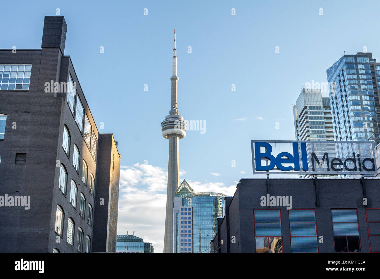 Toronto, Kanada - 20. Dezember 2016: Bell media Büro für Toronto und sein Logo mit der Canadian National Tower (CN-Tower) im Hintergrund. Stockfoto