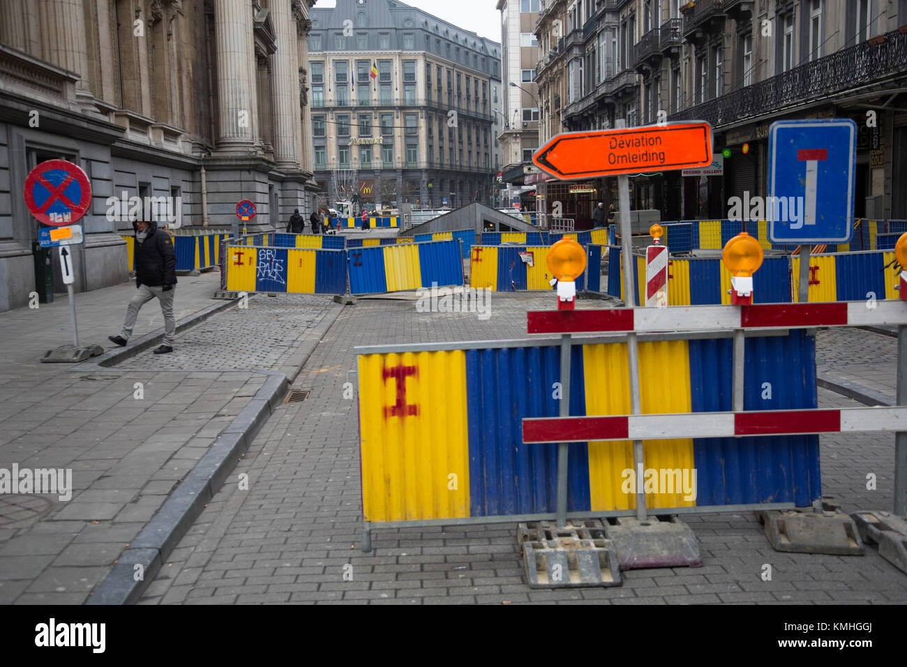 Gelbe und blaue Barrieren sperren Gebiete ab, die in Brüssel, Belgien, renoviert werden. Die Region Brüssel-Hauptstadt ist eine belgische Region mit 19 Gemeinden, darunter die Stadt Brüssel. Stockfoto