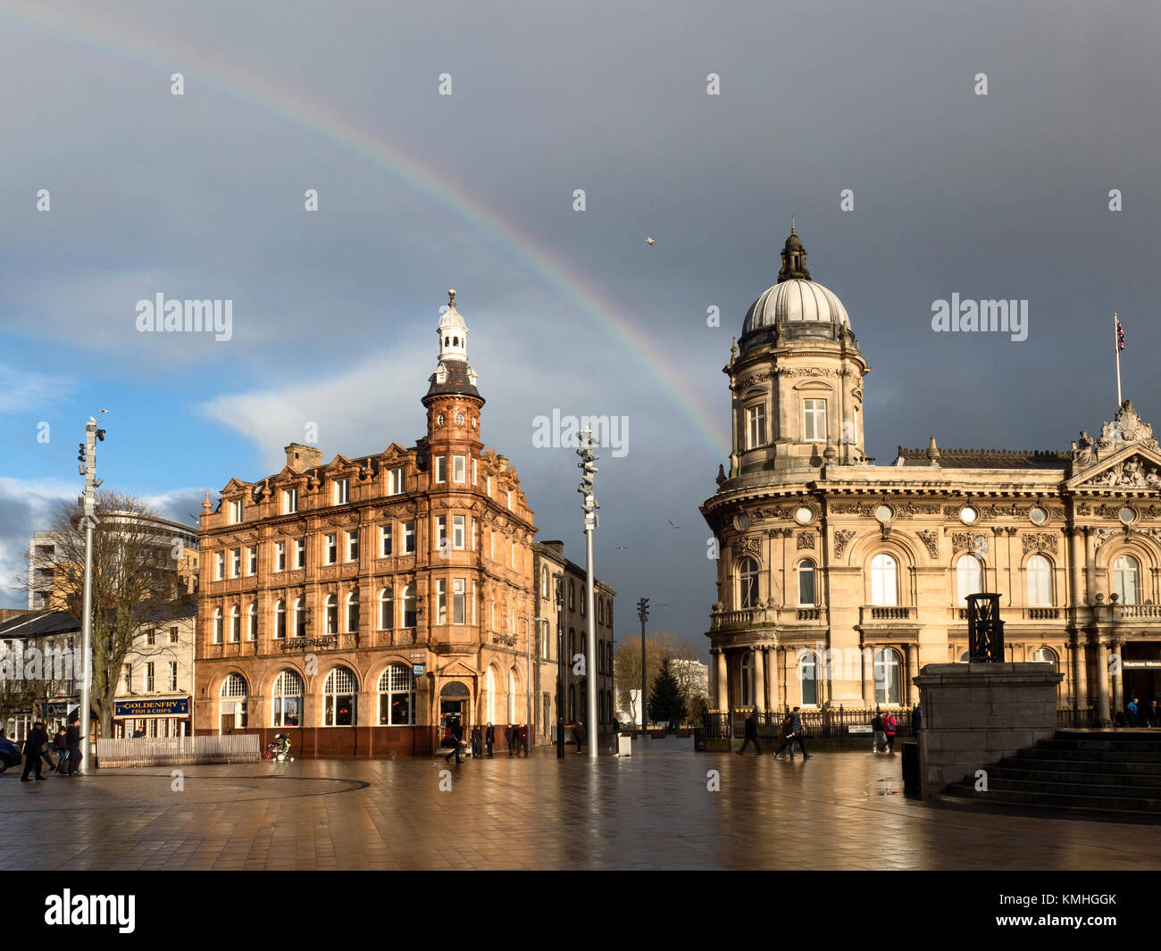 Regenbogen über Queen Victoria Square in Hull Yorkshire England Stockfoto