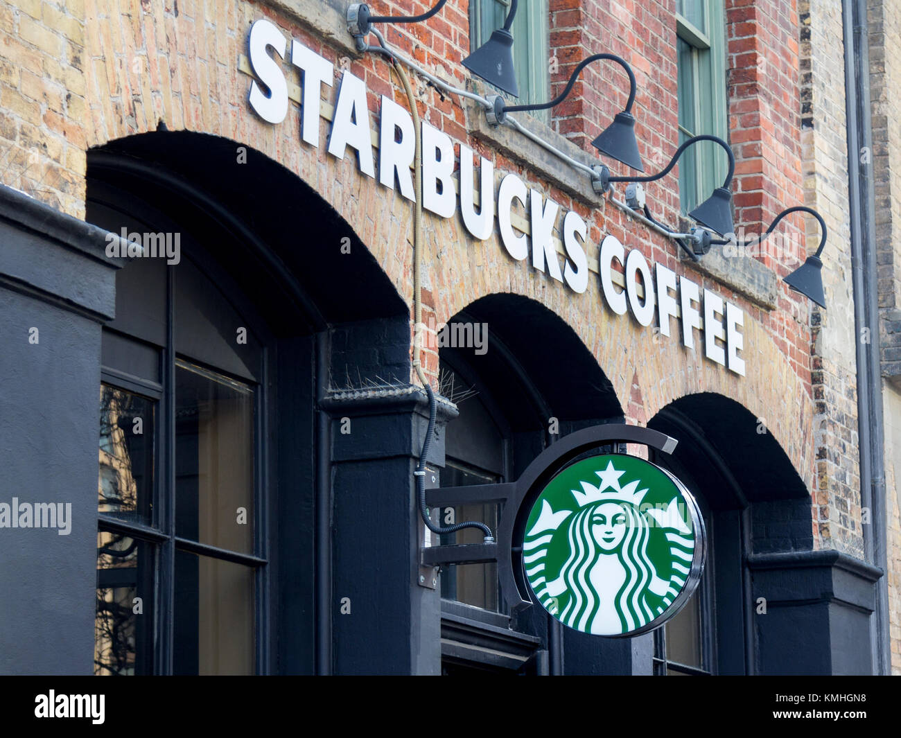 Toronto, Kanada - 21. Dezember 2016: starbucks Logo auf einem Starbucks Cafe in der Innenstadt von Toronto, Ontario. Die Marke ist einer der Führer im Cof Stockfoto