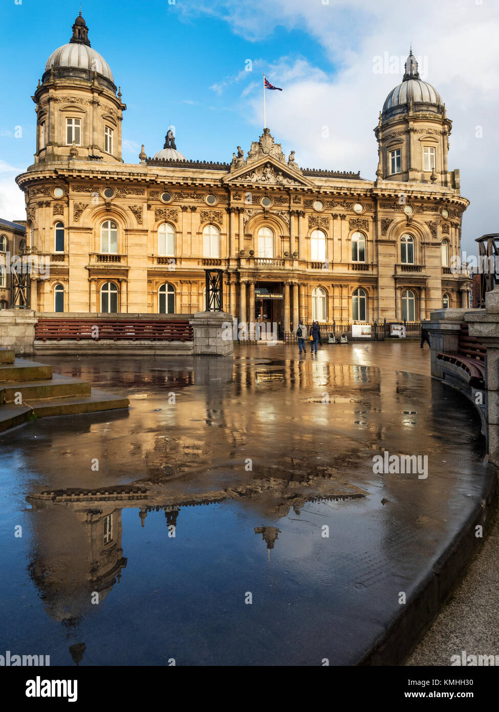 Das Maritime Museum spiegelt sich im Regenwasser im Queen Victoria Square in Hull Yorkshire England Stockfoto