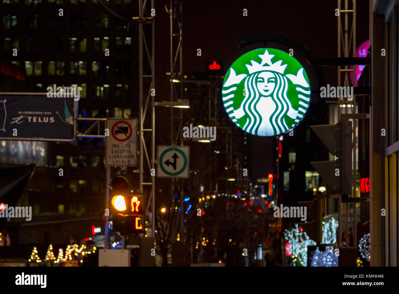 MONTREAL, KANADA - 23. DEZEMBER 2016: Starbucks Logo in einem Starbucks Café im Stadtzentrum von Montreal, Quebec. Die Marke gehört zu den führenden Unternehmen im Bereich Co Stockfoto