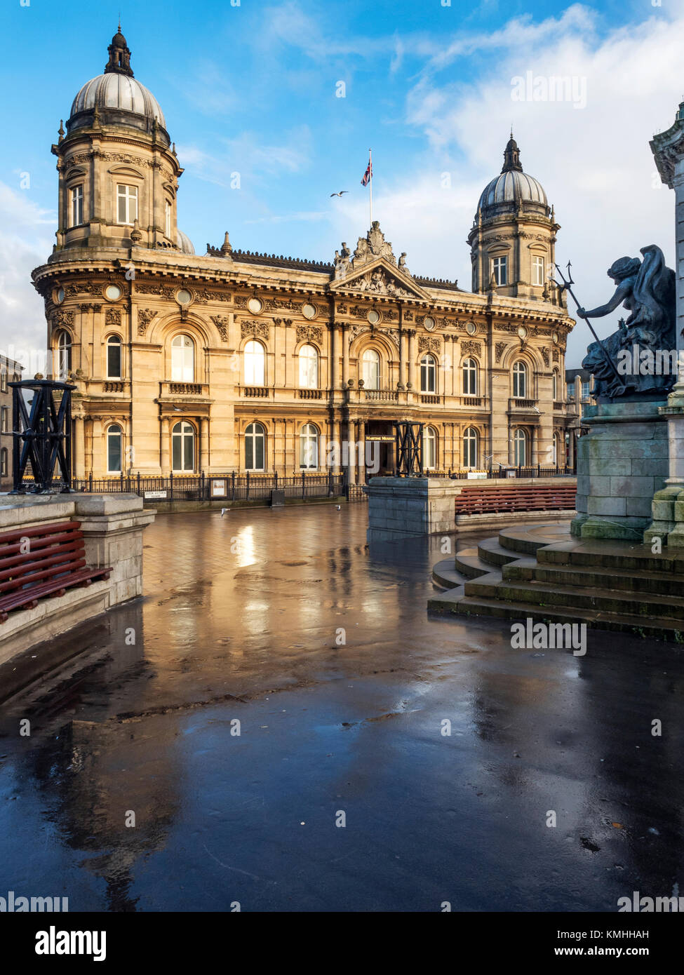 Das Maritime Museum spiegelt sich im Regenwasser im Queen Victoria Square in Hull Yorkshire England Stockfoto