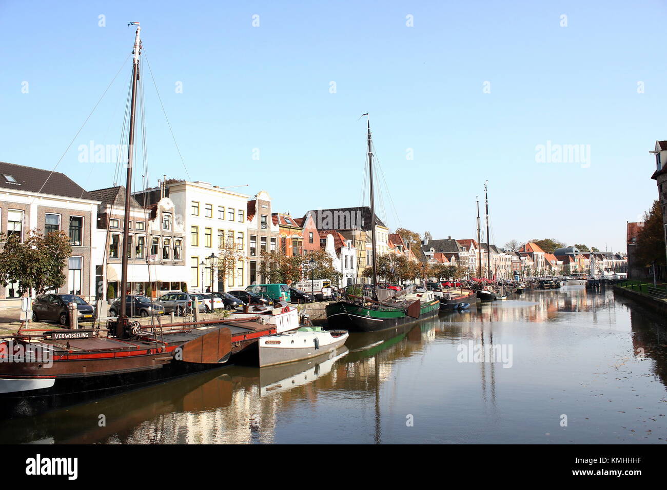 Historische Häuser und alten Segelschiffen im Zentrum von Zwolle günstig, in den Niederlanden bei Thorbeckegracht/Thorbecke canal Stockfoto