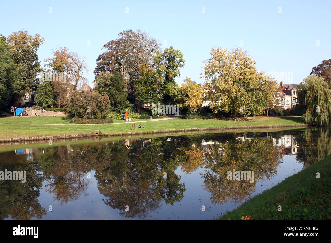 Zwolle: stadsgracht Kanal mit Blick auf Sassenpoort (Sassen Tor), eine mittelalterliche Torhaus. - Sommer 2017 Stockfoto