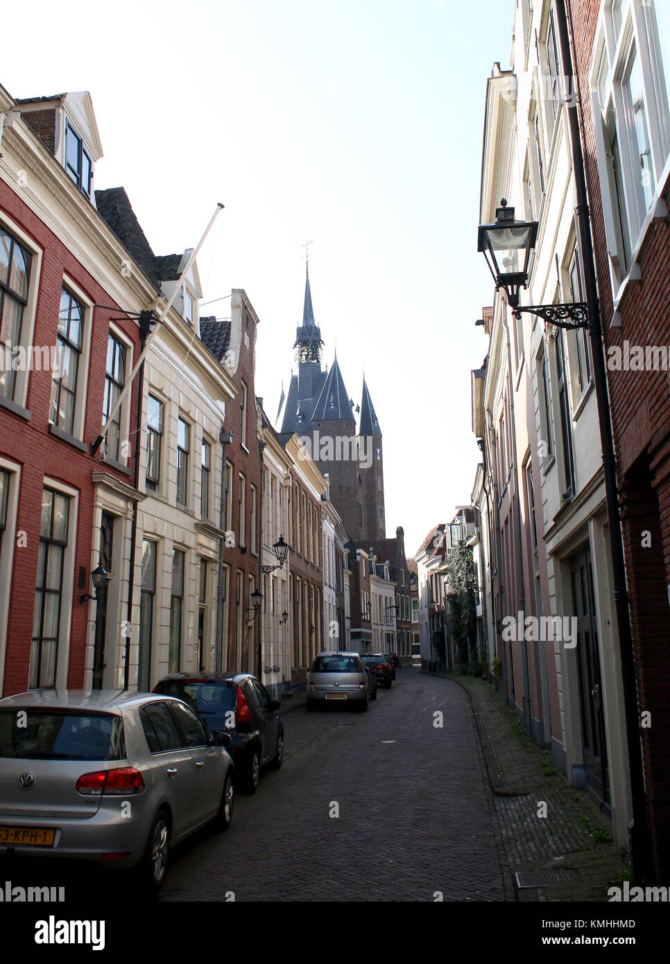 Mittelalterliche Sassenporrt City Gate, zentrale Zwolle, Niederlande, von walstraat gesehen. Stockfoto