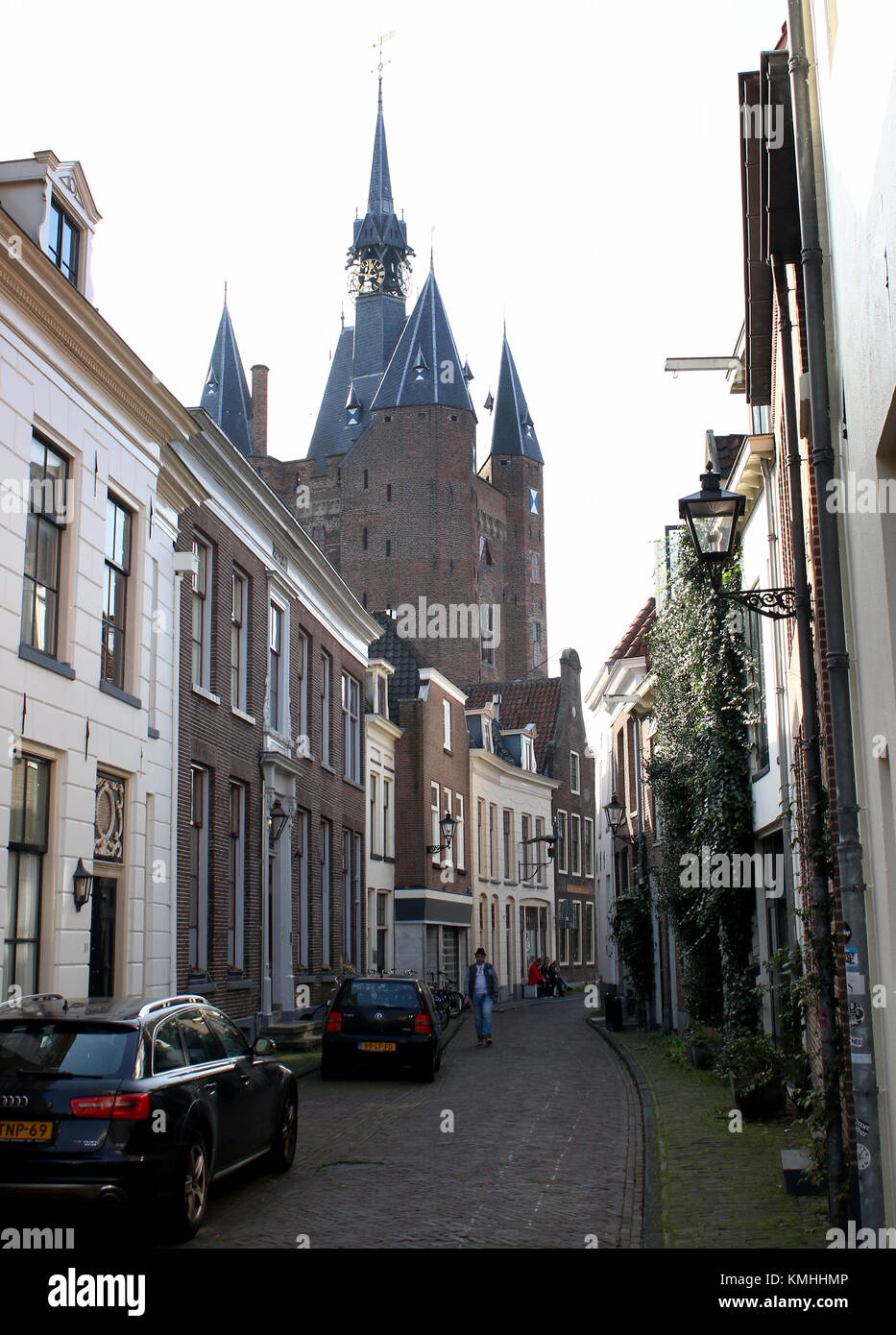 Mittelalterliche Sassenporrt City Gate, zentrale Zwolle, Niederlande, von walstraat gesehen. Stockfoto