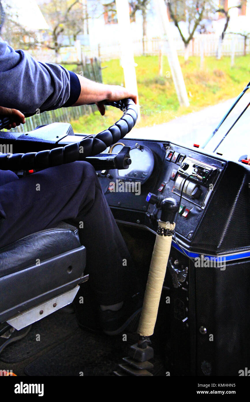 Der Fahrer fährt der Bus. Dashboard im Bus Stockfoto