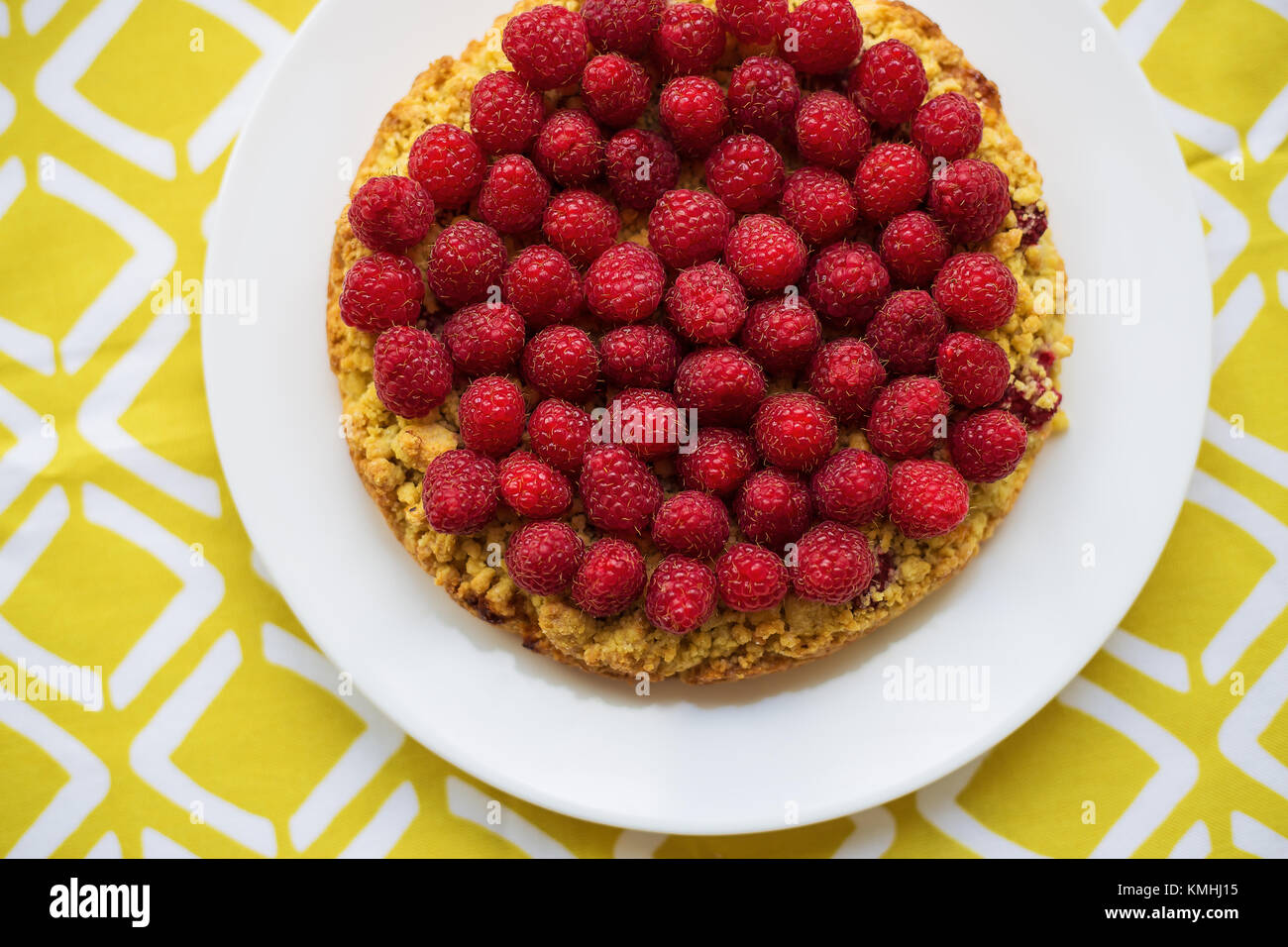 Hell Crimson - Sand Kuchen auf gelb serviette, Ansicht von oben. Stockfoto