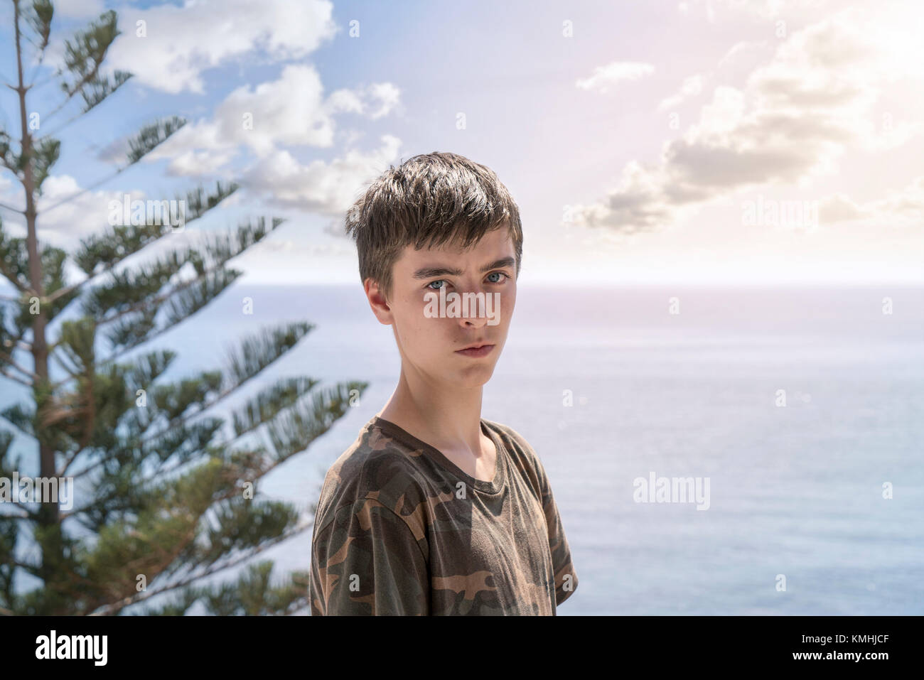 Porträt eines jungen Mannes vor einem Meer Landschaft Stockfoto