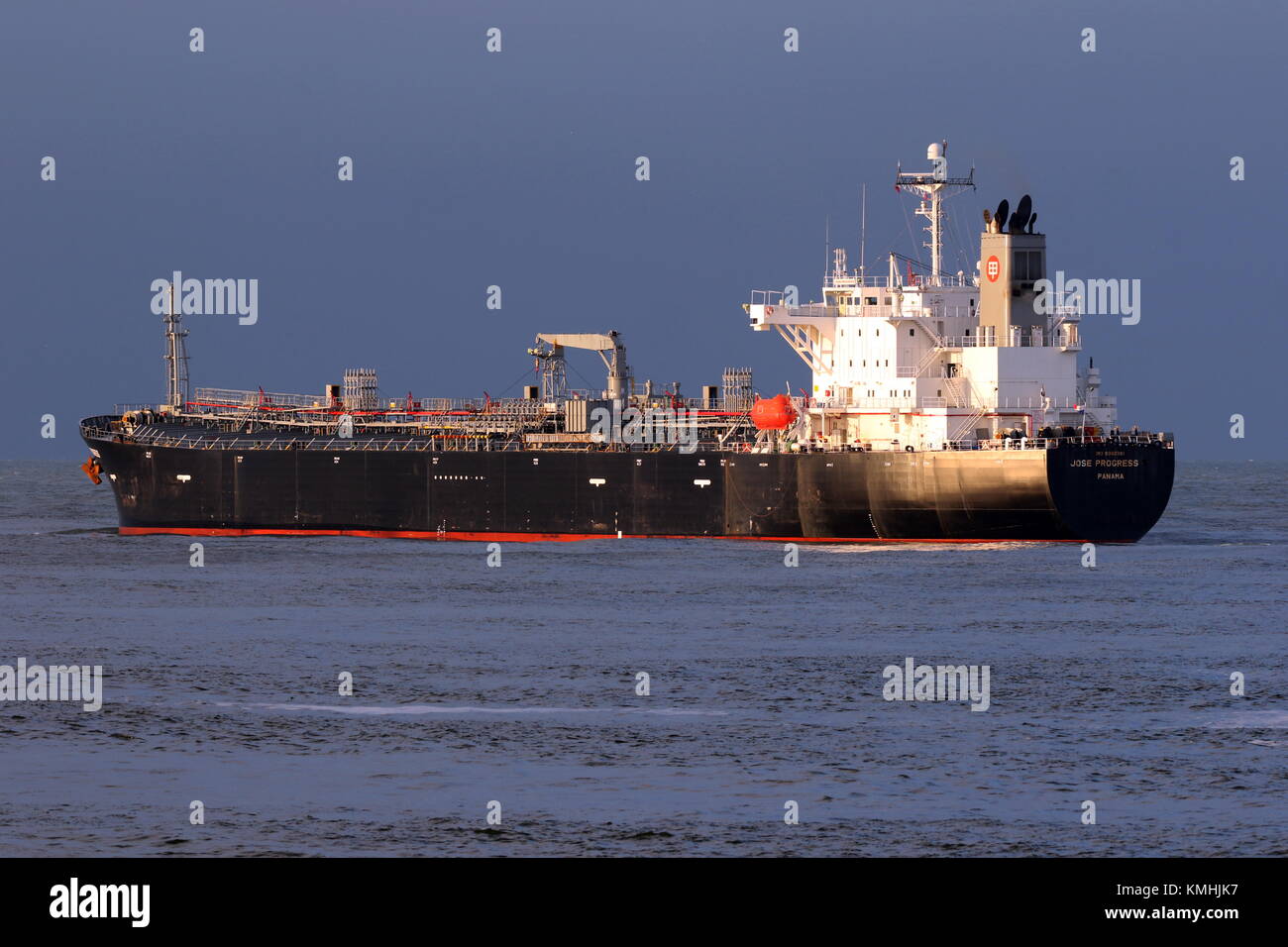 Der tanker Jose Fortschritte verlässt den Hafen von Rotterdam am 1. Dezember 2017. Stockfoto