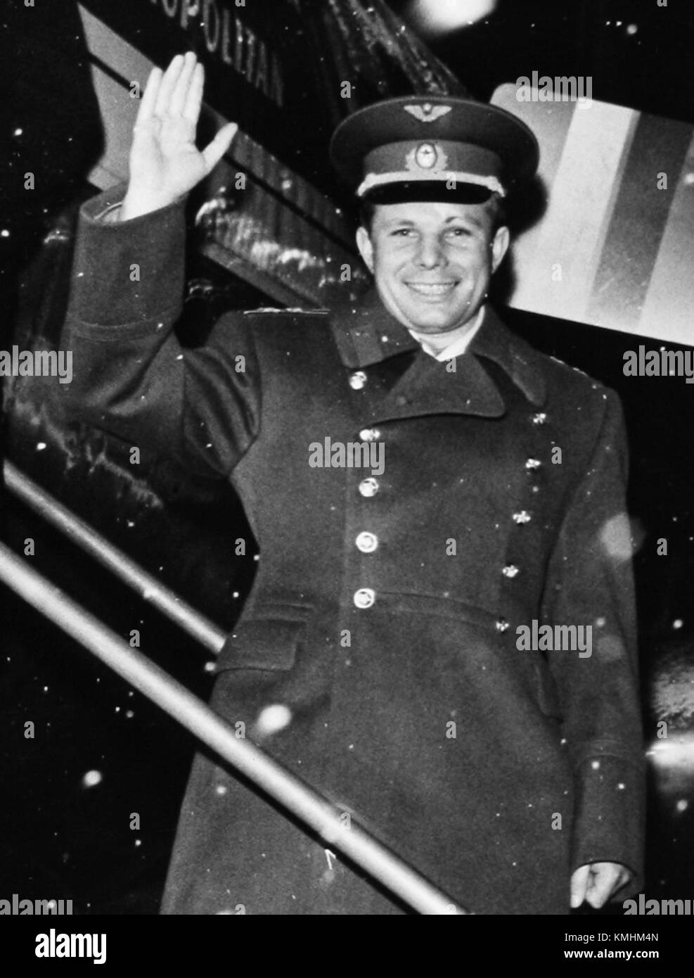 Ein zugeschnittenes Foto von Juri Gagarin, dem ersten Menschen im Weltraum, während seines Besuchs in Schweden im Jahr 1964, das einen bedeutenden Moment in der Weltraumgeschichte einfängt. Stockfoto