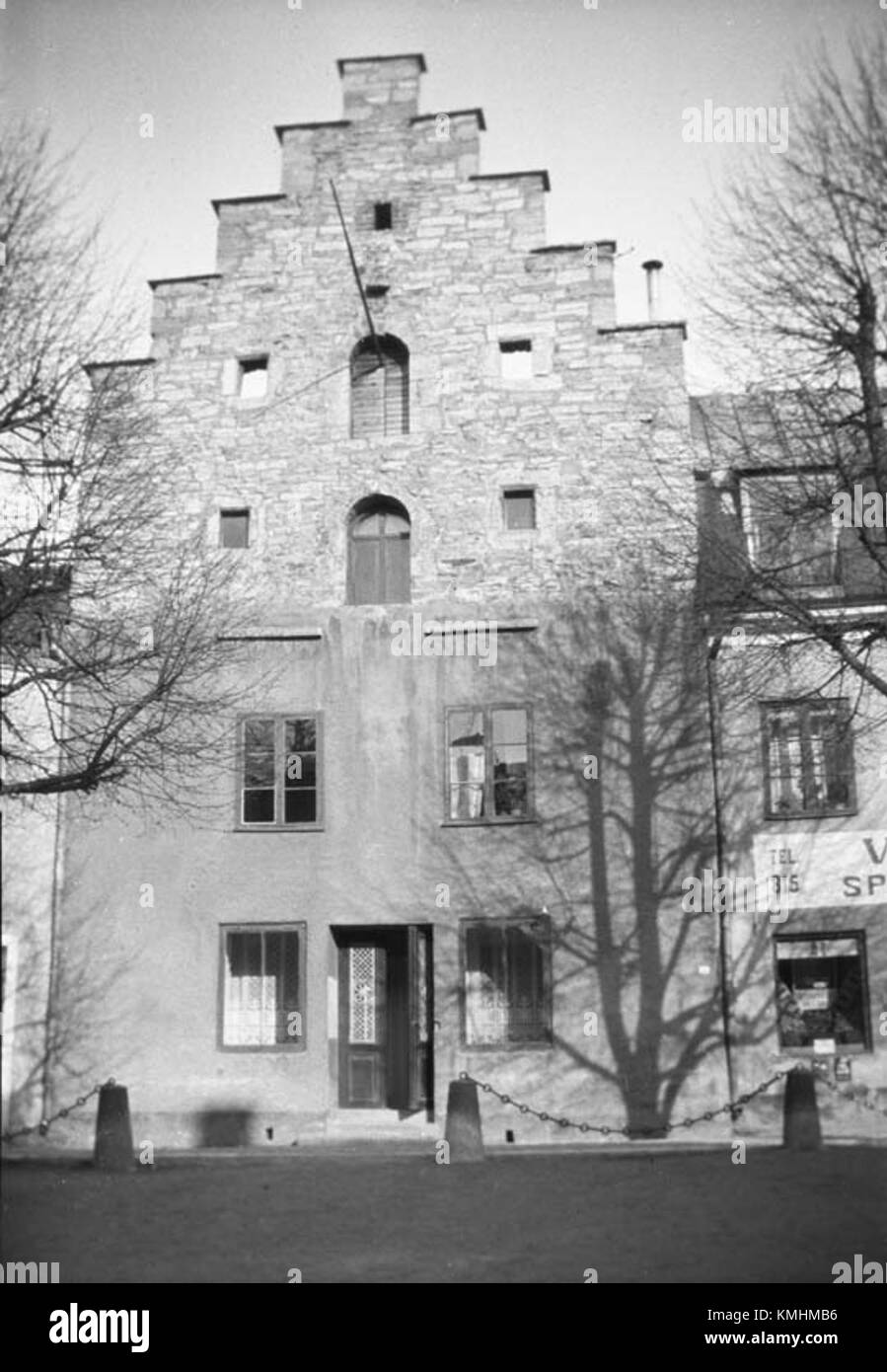 Visby, eine historische Stadt auf der schwedischen Insel Gotland, ist bekannt für ihre mittelalterliche Architektur und die gut erhaltenen Stadtmauern, was sie zum UNESCO-Weltkulturerbe macht. Die KMB-Referenz 1600100006128 bezieht sich auf ihre historische Erhaltung. Stockfoto