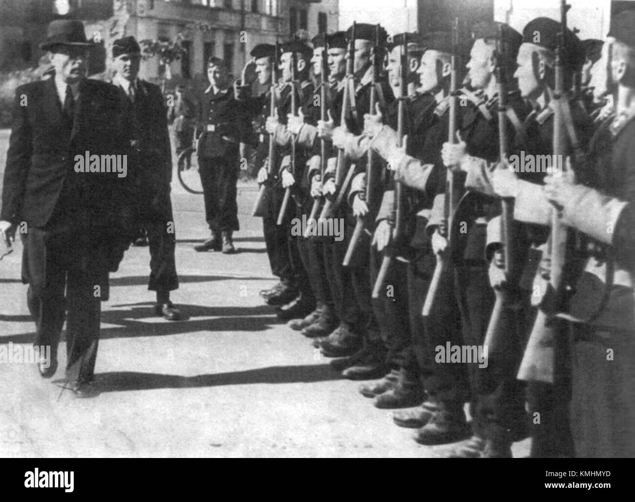 Belarussische Hilfspolizeieinheit, die von Bürgermeister Radasłaŭ Astroŭski nach der Operation Barbarossa 1941 inspiziert wurde. Die indigene Polizei trug schwarze Uniformen der ehemaligen deutschen SS, modifiziert mit lokalen Abzeichen. Stockfoto