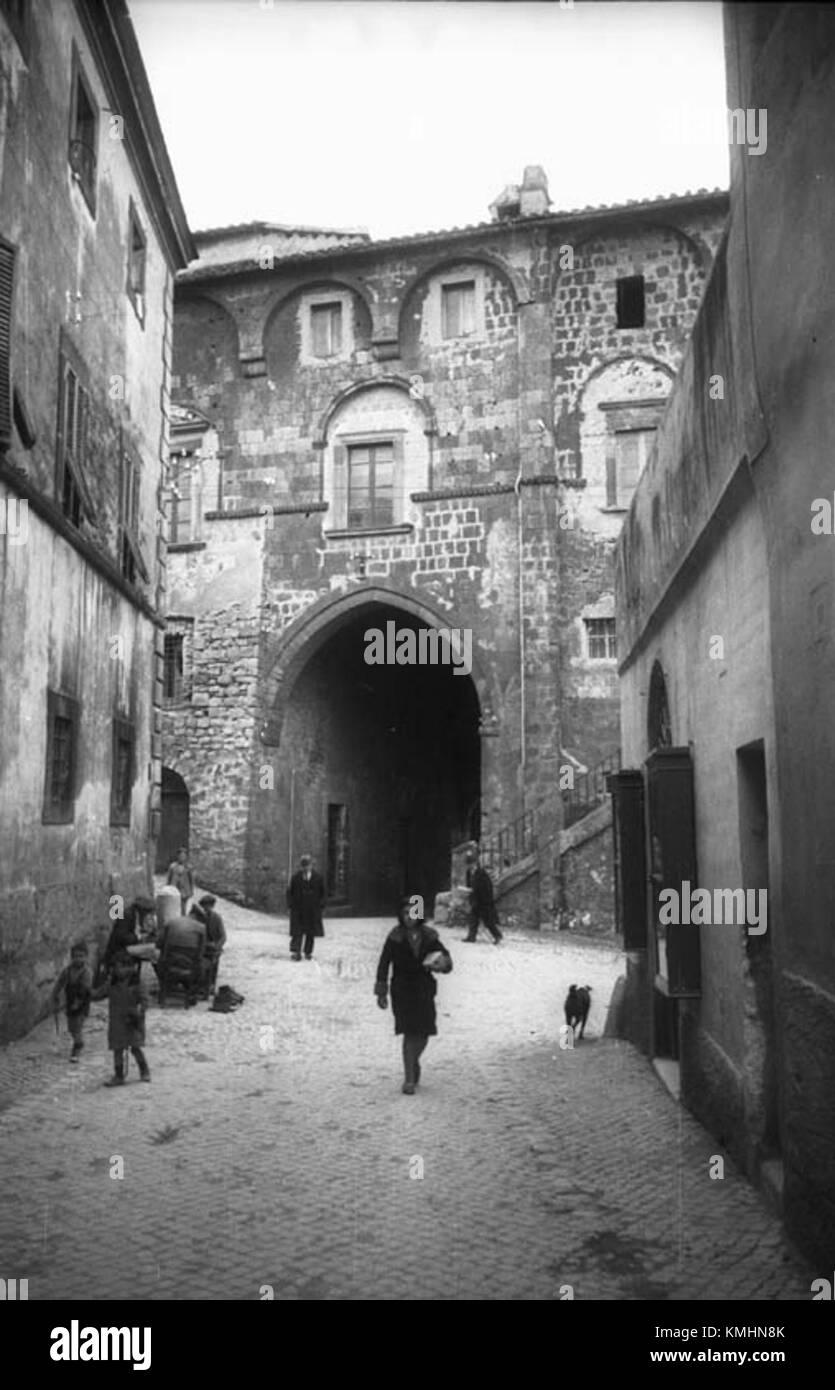 Ein Bild mit dem Titel „Tarquinia“, begleitet von dem Code „KMB 16001000150744“, das wahrscheinlich auf das Koninklijk Museum voor Schone Kunsten (Königliches Museum der Schönen Künste) in Belgien verweist. Tarquinia ist eine antike Stadt in Italien, die für ihr etruskisches Erbe bekannt ist. Stockfoto