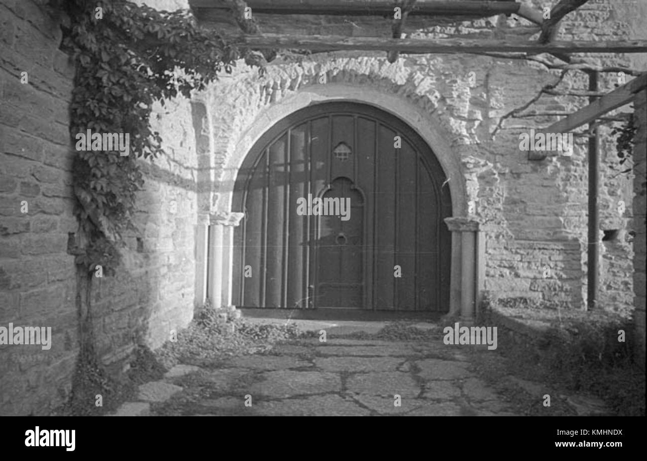 Vreta Klosters Kyrka, in Schweden, ist eine mittelalterliche Kirche aus dem 12. Jahrhundert. Bekannt für ihre romanische Architektur, ist die Kirche ein wichtiges religiöses und kulturelles Wahrzeichen in Schweden. Es ist Teil des schwedischen Kirchenerbes und weist historische Elemente auf, wie die alten Steinmauern, den Glockenturm und die komplizierten Schnitzereien. Die Kirche ist ein beliebter Ort für Touristen und Gelehrte, die sich für mittelalterliche skandinavische Architektur interessieren. Stockfoto