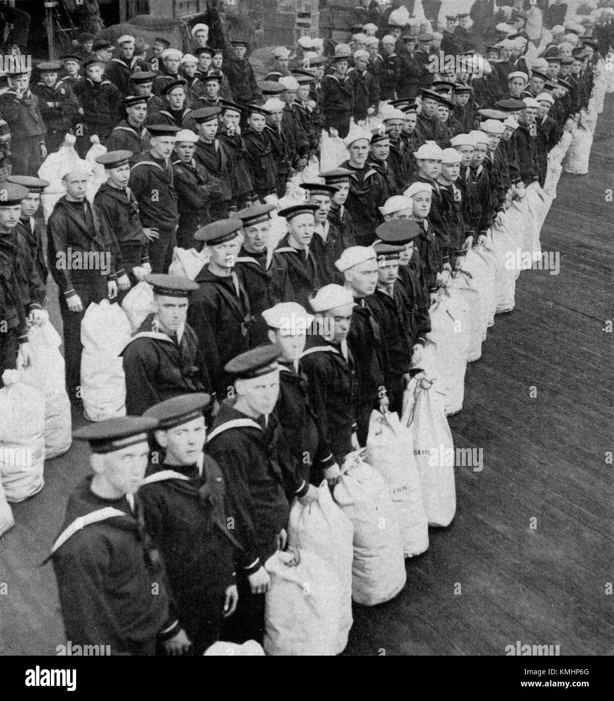 Die Bluejackets NGM-v31-p345 bezieht sich auf eine spezielle Seite im National Geographic Magazine, auf der die Rolle des Marinepersonals bei militärischen Operationen beschrieben wird. Stockfoto