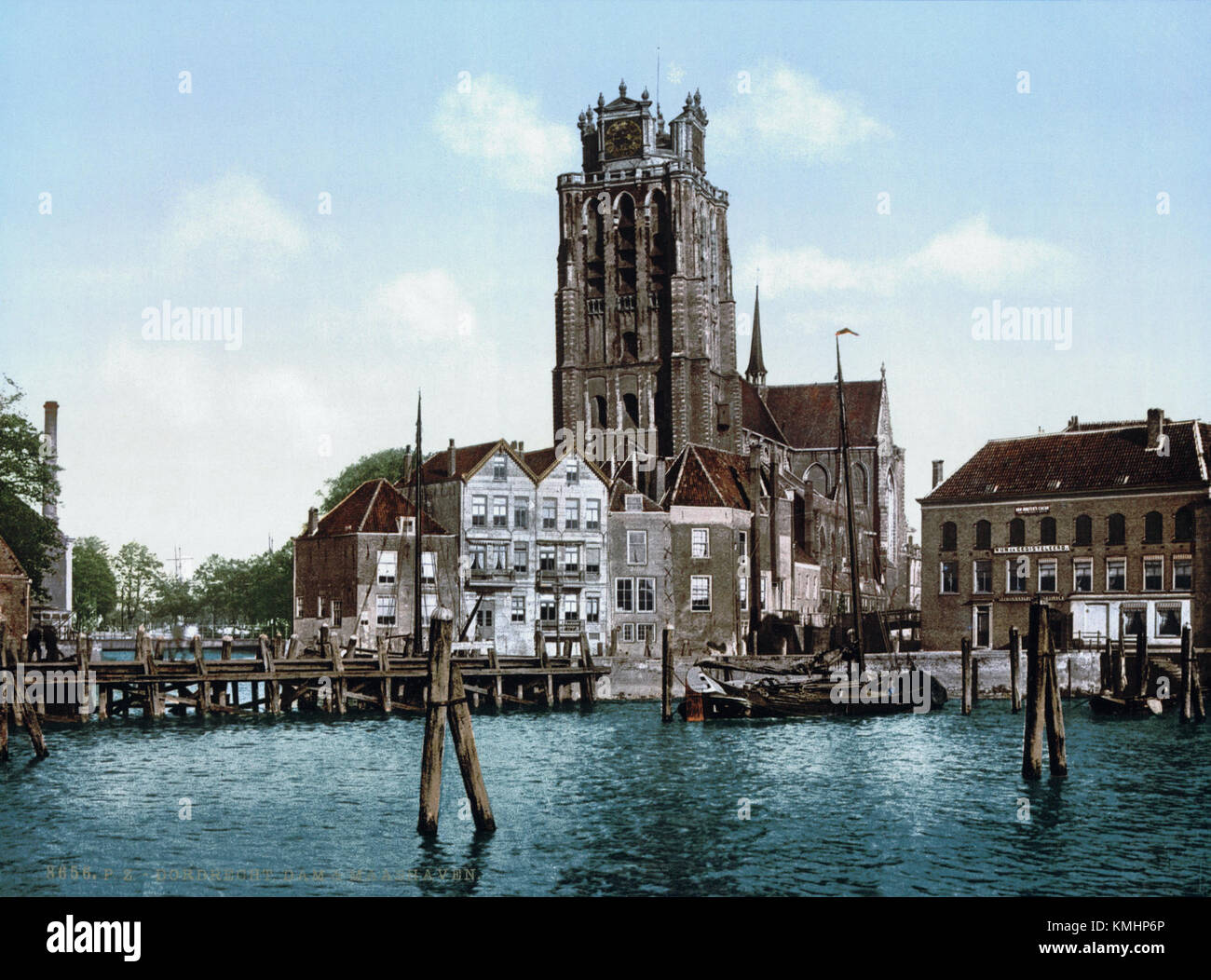 Dieses historische Foto zeigt Dordrecht, eine Stadt in den Niederlanden, um 1900. Es zeigt den Staudamm und die Gegend von Maashaven und veranschaulicht die Architektur und die Hafenentwicklung des frühen 20. Jahrhunderts in der Region. Stockfoto