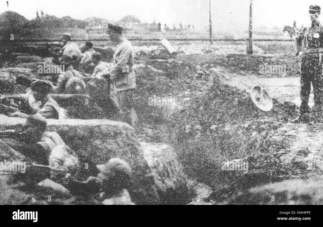 Cai Tingkai war während des chinesischen Bürgerkriegs ein prominenter Militärführer. Dieses historische Bild fängt seine Rolle an der Schlachtfront ein und symbolisiert seine Führung und seine militärischen Strategien. Stockfoto