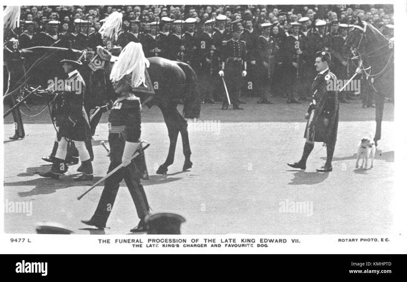 Der Eduard VII Funeral Charger and Caesar ist ein zeremonielles Stück, das mit der Beerdigung von König Eduard VII. Verbunden ist und königliche Traditionen und historische Handwerkskunst widerspiegelt. Stockfoto