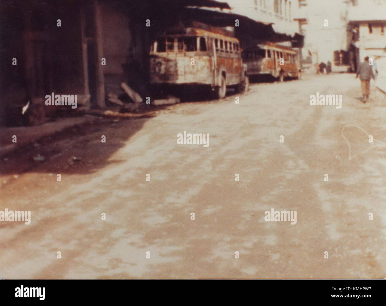 "Nach dem Massaker von Hama 22" bezieht sich auf ein bedeutendes Ereignis in der modernen Geschichte im Zusammenhang mit dem Massaker von Hama, bei dem eine große Zahl von Zivilisten ums Leben kam. Das Ereignis ist nach wie vor ein düsteres Kapitel in der syrischen Geschichte, das von weit verbreiteten Tragödien und politischen Verzweigungen geprägt ist. Stockfoto