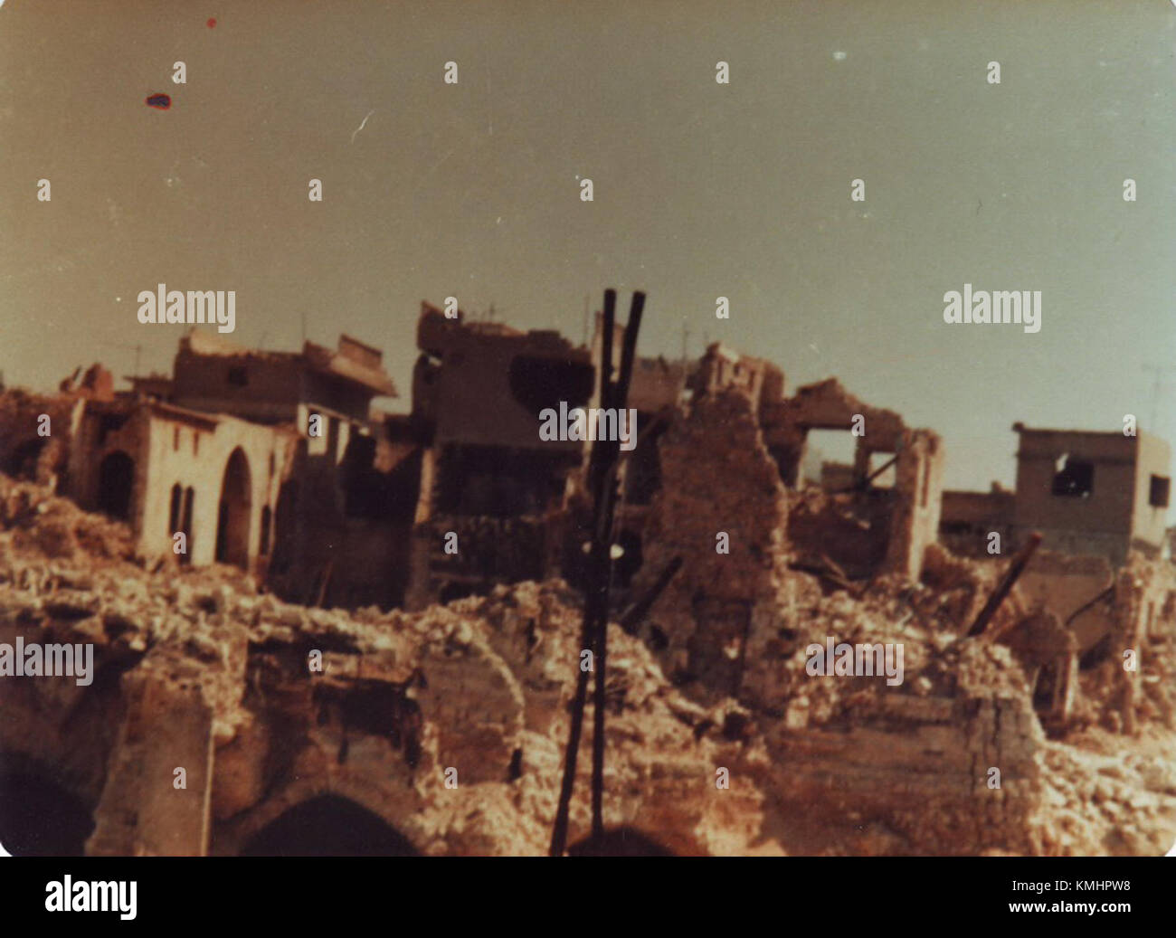 Das *nach dem Massaker von Hama 25* bezieht sich auf das tragische Ereignis in Syrien im Jahr 1982, bei dem Tausende von Menschen bei einer Niederschlagung der syrischen Regierung getötet wurden, was erhebliche Auswirkungen auf die Geschichte der Region hat. Stockfoto