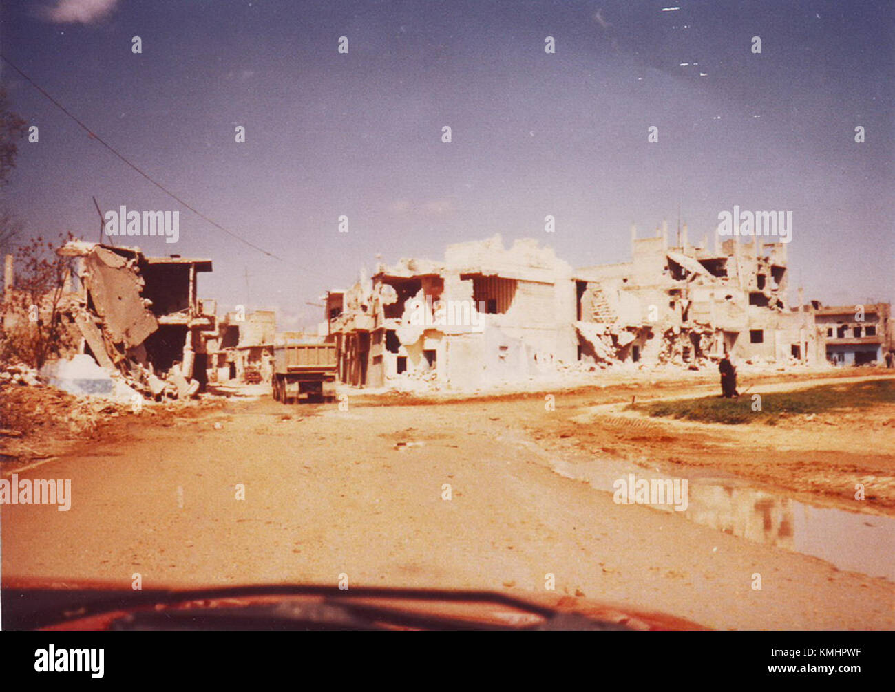 Dieses Bild spiegelt die Folgen des Massakers von Hama wider, das 1982 in Syrien stattfand. Das Ereignis führte zu erheblichen Verlusten an Menschenleben während einer militärischen Niederschlagung, und dieses Bild dient als historische Aufzeichnung der verheerenden Folgen des Konflikts. Stockfoto