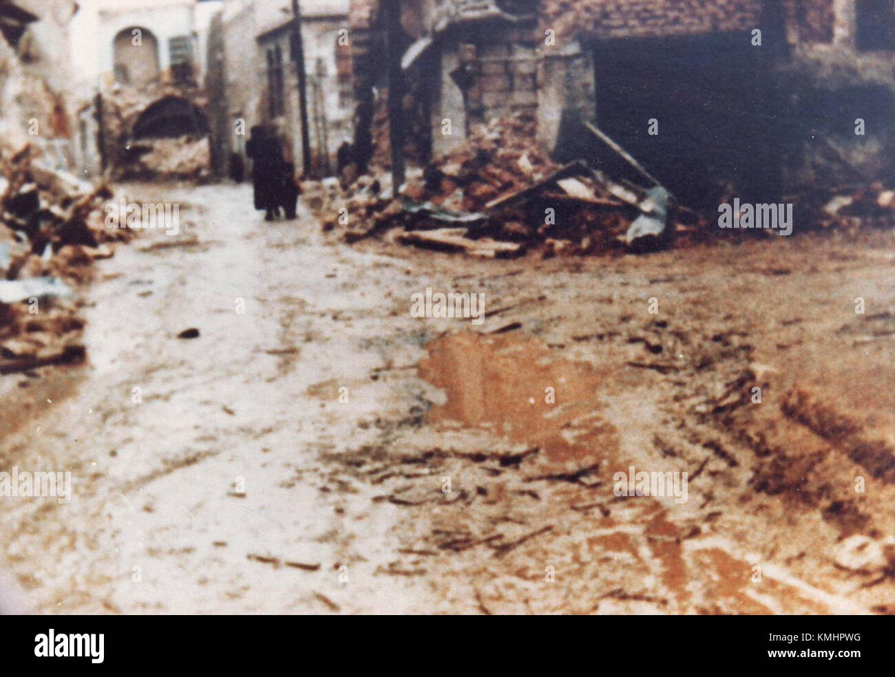 Ein historisches Foto, das nach dem Massaker von Hama im Jahr 1982 aufgenommen wurde und die Folgen der militärischen Aktion der syrischen Regierung gegen Zivilisten in Hama, Syrien, dokumentiert. Stockfoto