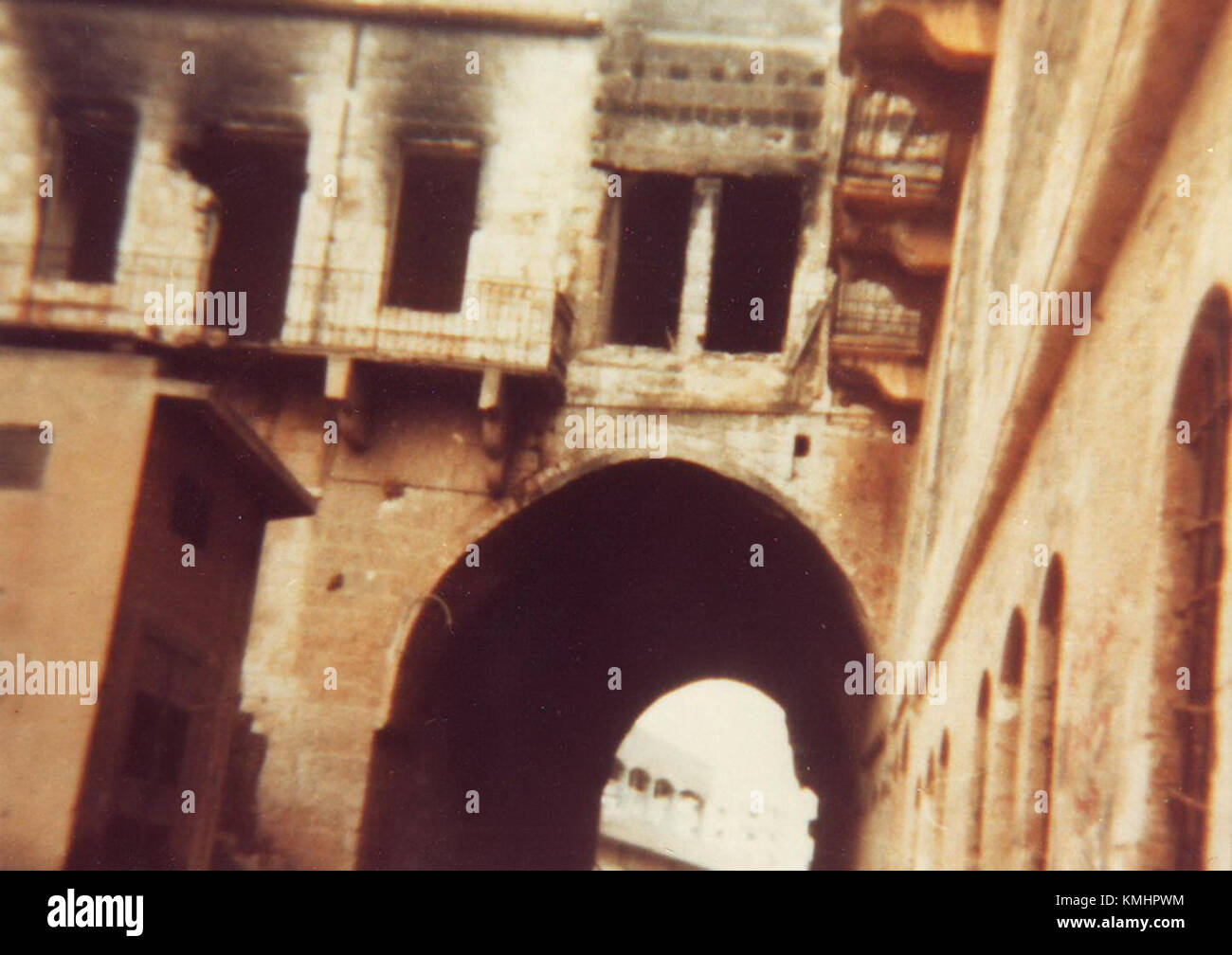 Der Titel bezieht sich auf die Folgen des Massakers von Hama, einem tragischen Ereignis, das 1982 in Syrien stattfand. Dies bezieht sich auf Ereignisse, Fotos und Dokumentation nach dem Massaker. Stockfoto