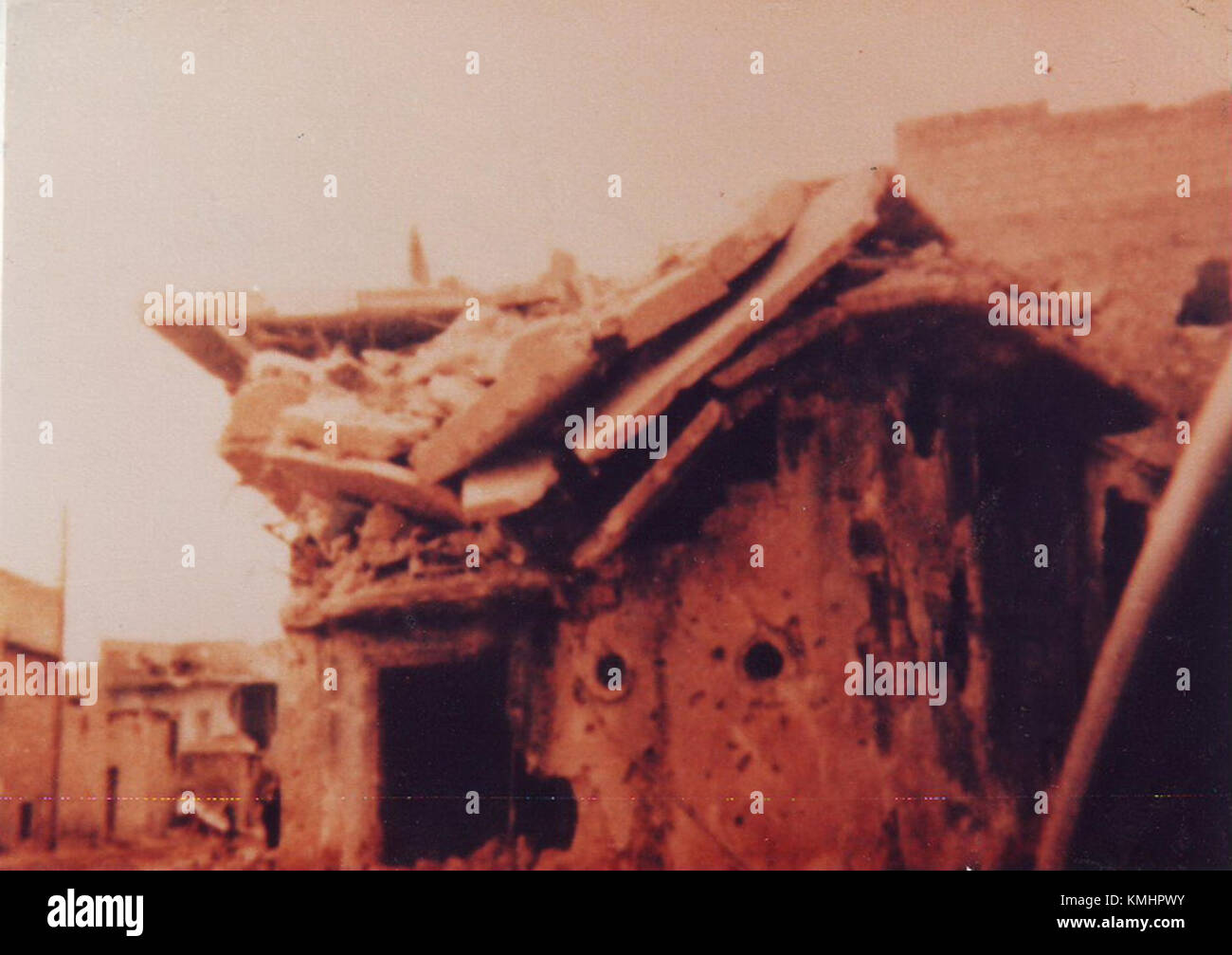 Dieses Bild stellt einen bedeutenden historischen Moment nach dem Massaker von Hama von 1982 dar, einem tragischen Ereignis in der modernen syrischen Geschichte, bei dem Tausende von Menschen bei einem militärischen Durchgreifen getötet wurden. Stockfoto