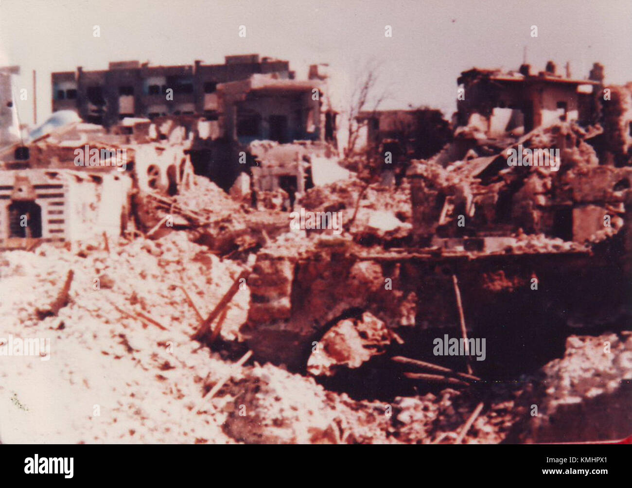 Dieser Titel bezieht sich auf die Folgen des Massakers von Hama, einem tragischen Ereignis in Syrien im Jahr 1982. Das Massaker war eine gewaltsame Niederschlagung der Stadt Hama durch die syrische Regierung, die zu weitverbreiteten Zerstörungen und Menschenleben führte. Stockfoto