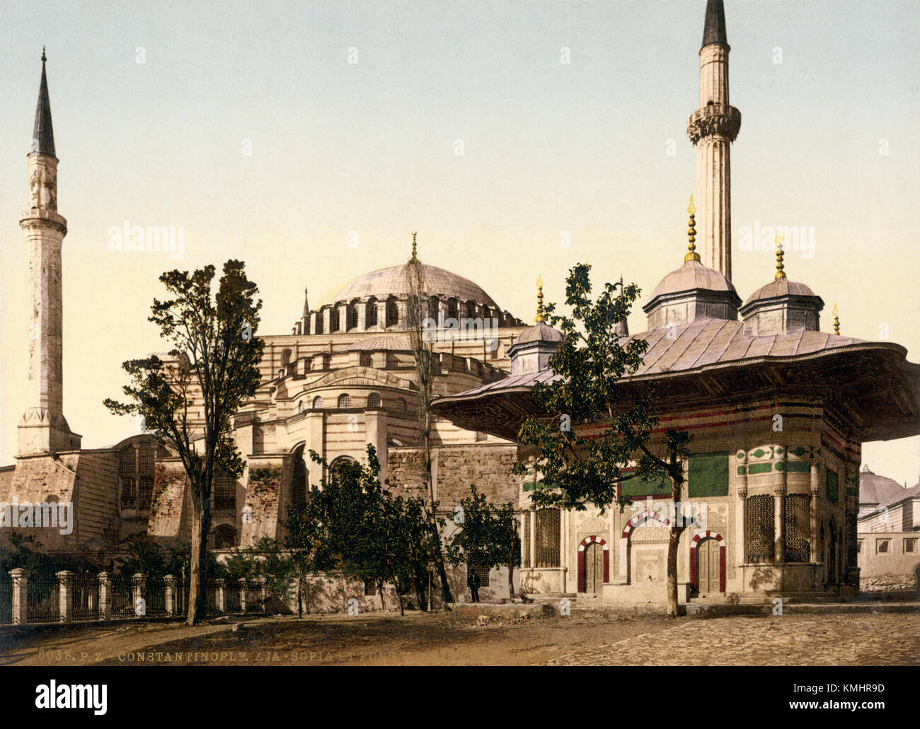 Ein Foto, das um 1896 aufgenommen wurde, zeigt die Hagia Sophia Moschee und den Ahmed III Brunnen in Konstantinopel (das heutige Istanbul), die die historische architektonische Schönheit der Stadt veranschaulichen. Stockfoto