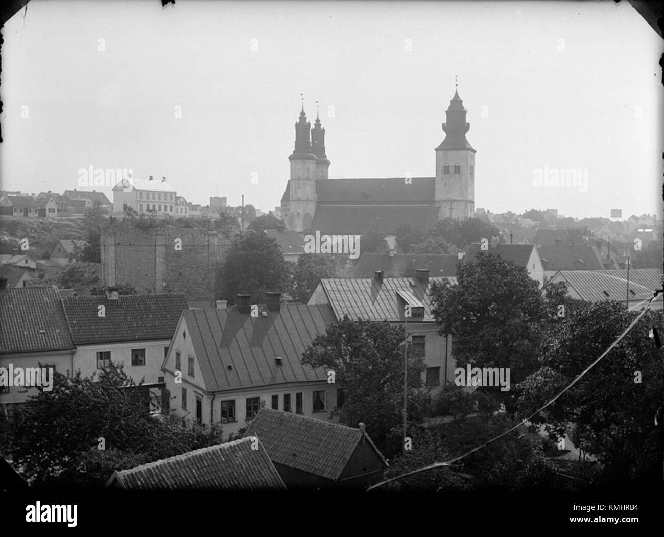 Visby liegt auf der schwedischen Insel Gotland und ist eine mittelalterliche Stadt, die für ihre gut erhaltene mittelalterliche Architektur bekannt ist. Es gehört zum UNESCO-Weltkulturerbe und ist bekannt für seine alten Stadtmauern, kopfsteingepflasterten Straßen und historischen Gebäude. Stockfoto