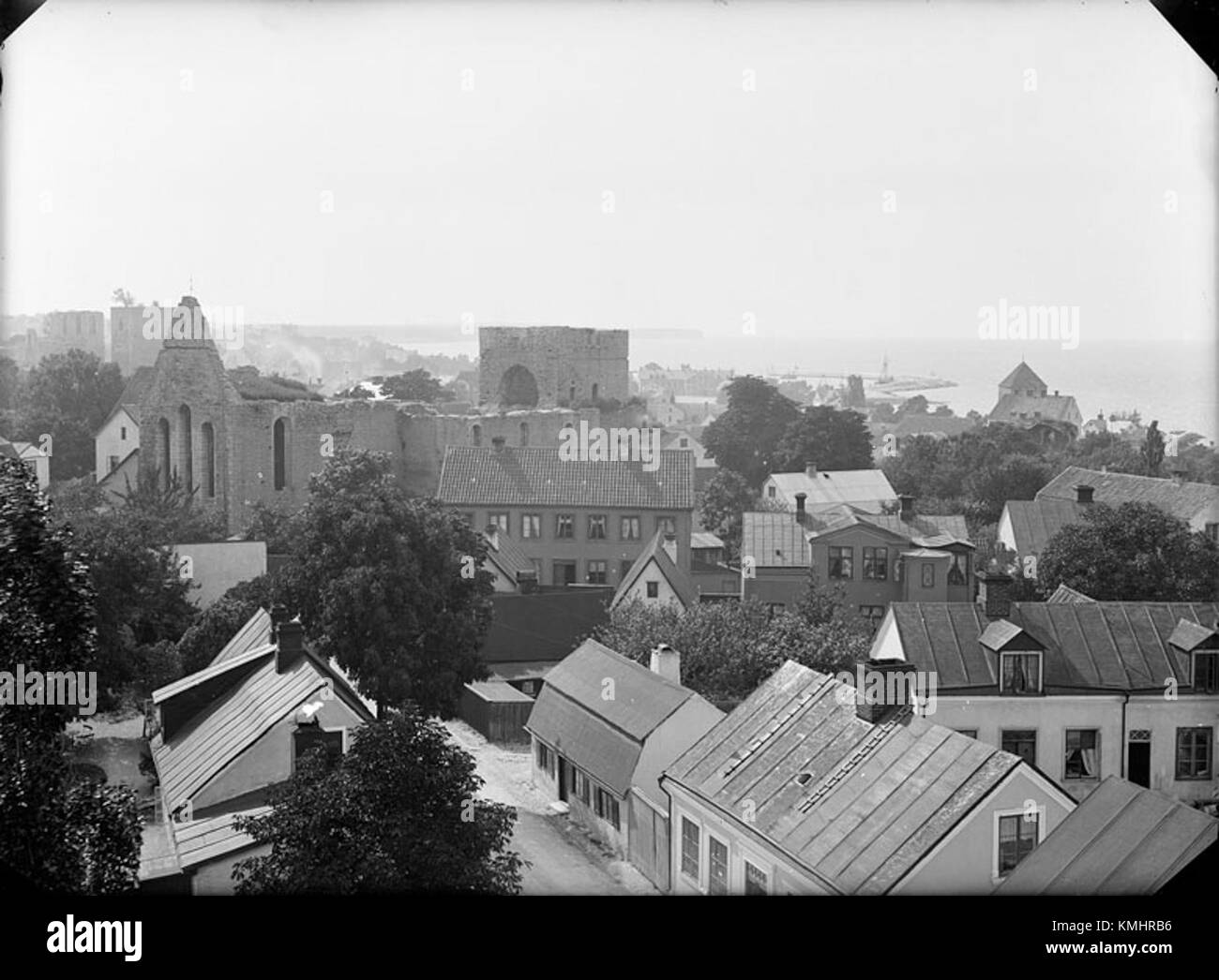 Visby auf der schwedischen Insel Gotland ist ein UNESCO-Weltkulturerbe und bekannt für seine gut erhaltene mittelalterliche Stadt. Es bietet einen Einblick in Schwedens Vergangenheit mit seinen alten Stadtmauern, kopfsteingepflasterten Straßen und historischen Gebäuden. Stockfoto