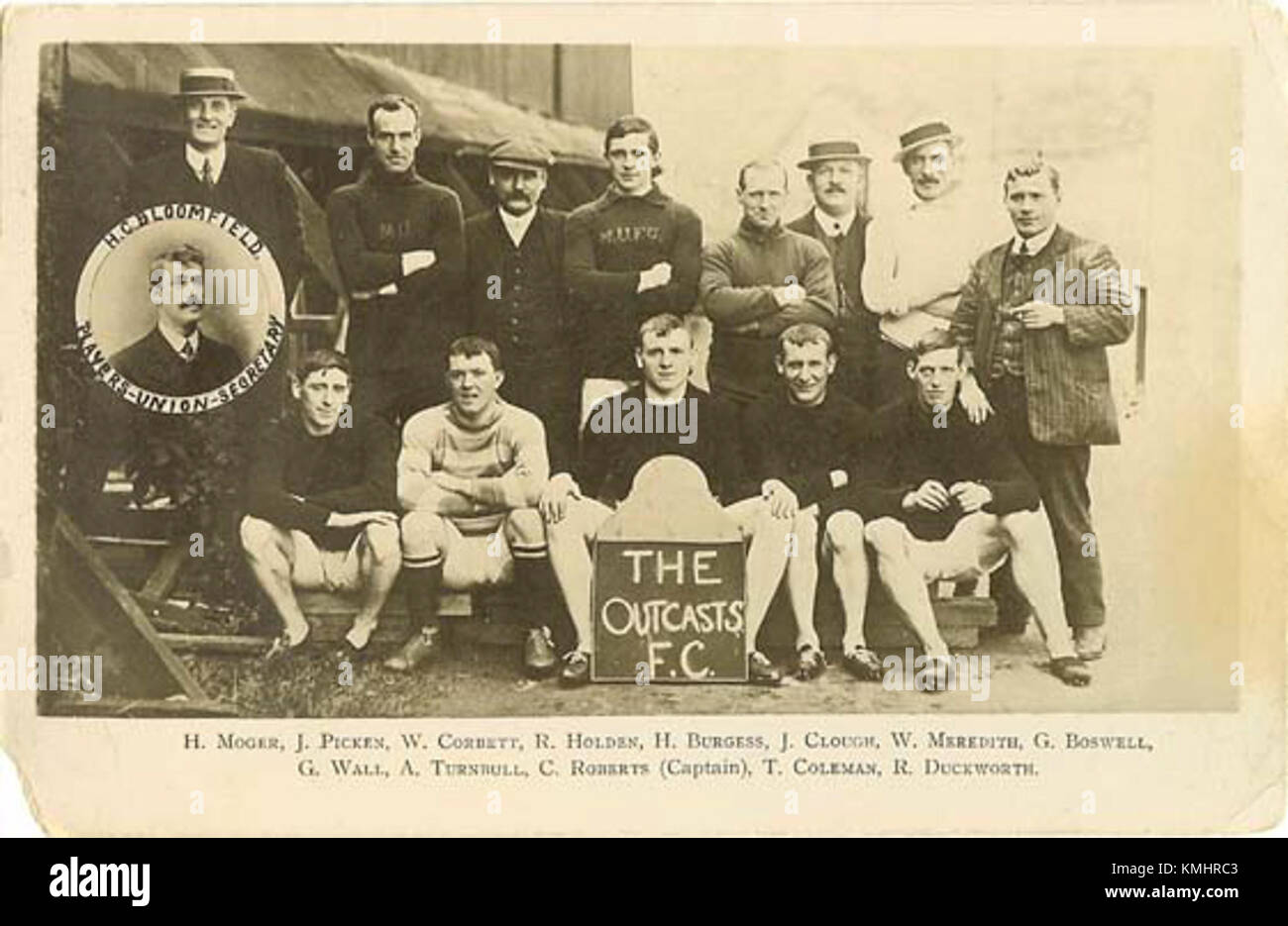 Eine Postkarte mit dem Outcasts FC von 1909, einem historischen Fußballverein. Das Bild repräsentiert die Anfänge der Vereinsgeschichte und zeigt eine Vintage-Momentaufnahme seiner Mitglieder und Spieler. Stockfoto